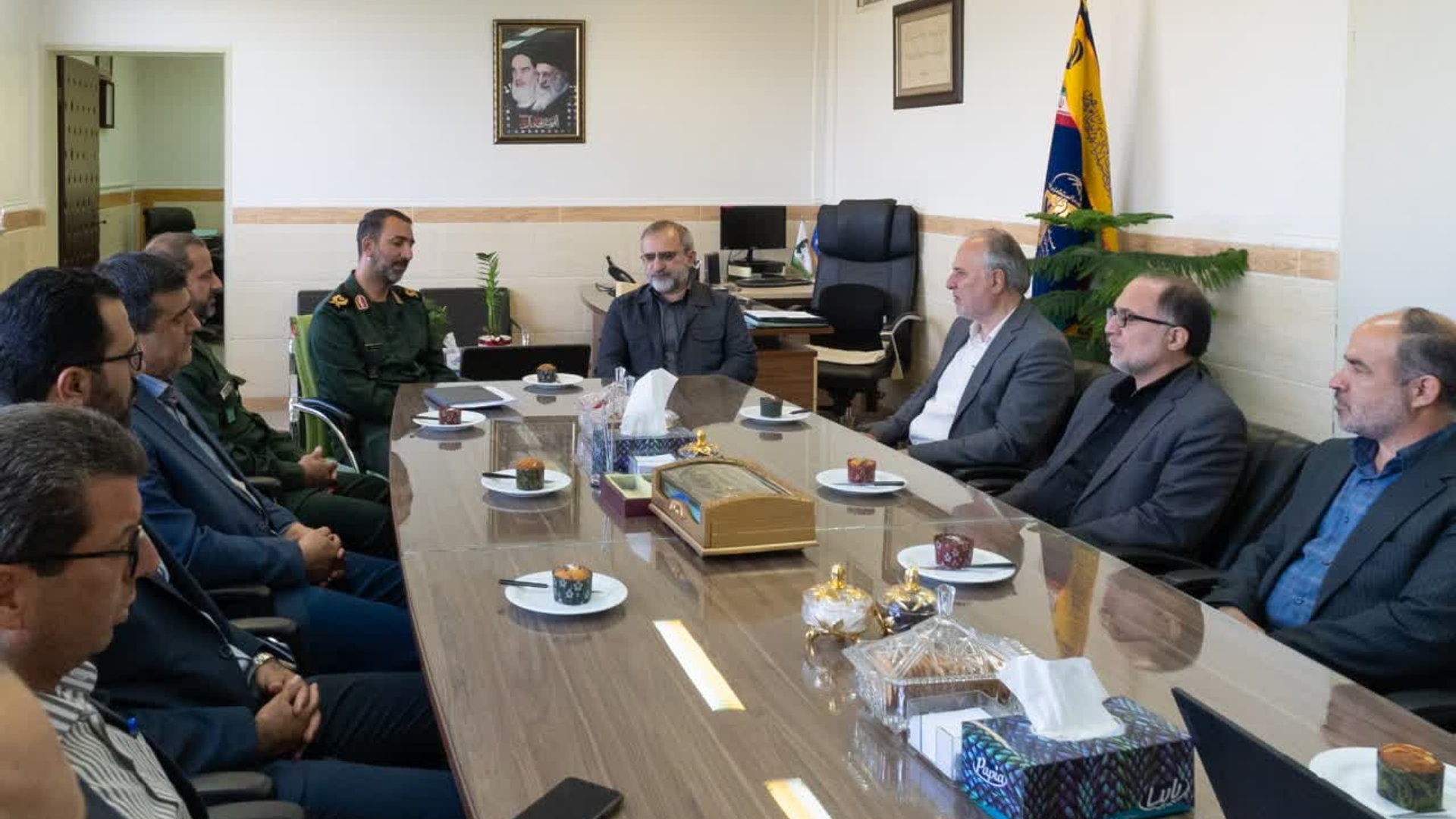 💠 دیدار استاندار مرکزی و معاون توسعه مدیریت و منابع استانداری وجمعی از مدیران  با فرمانده سپاه روح‌الله