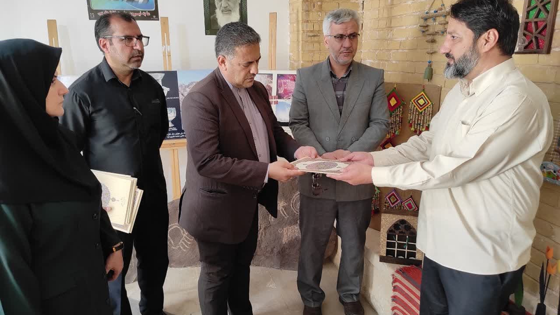 فرماندار و مدیر کل میراث فرهنگی ، صنایع دستی و گردشگری استان از تعدادی از کارگاه های صنایع دستی شهرستان خمین بازدید کردند