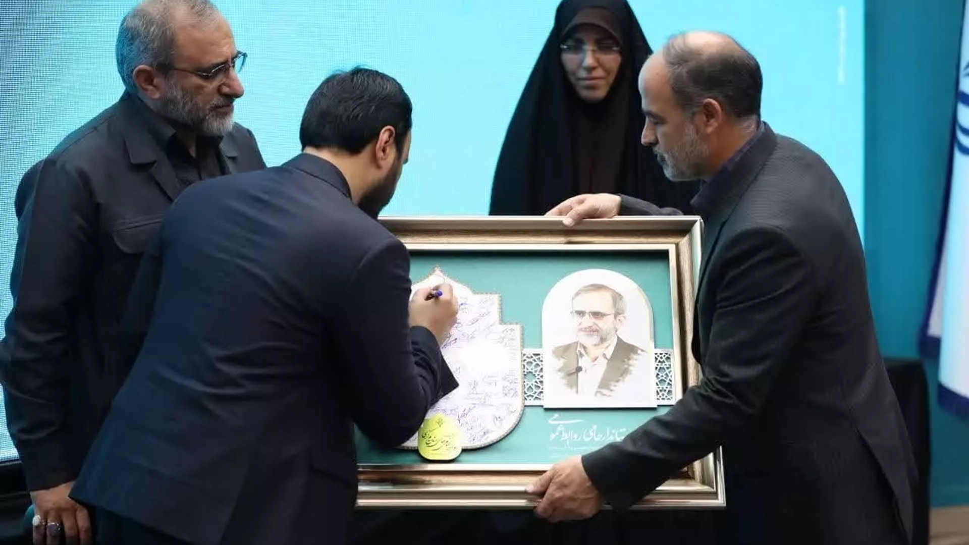 تقدیر سخنگوی دولت از استاندار مرکزی به‌عنوان "استاندارِ حامی روابط عمومی"