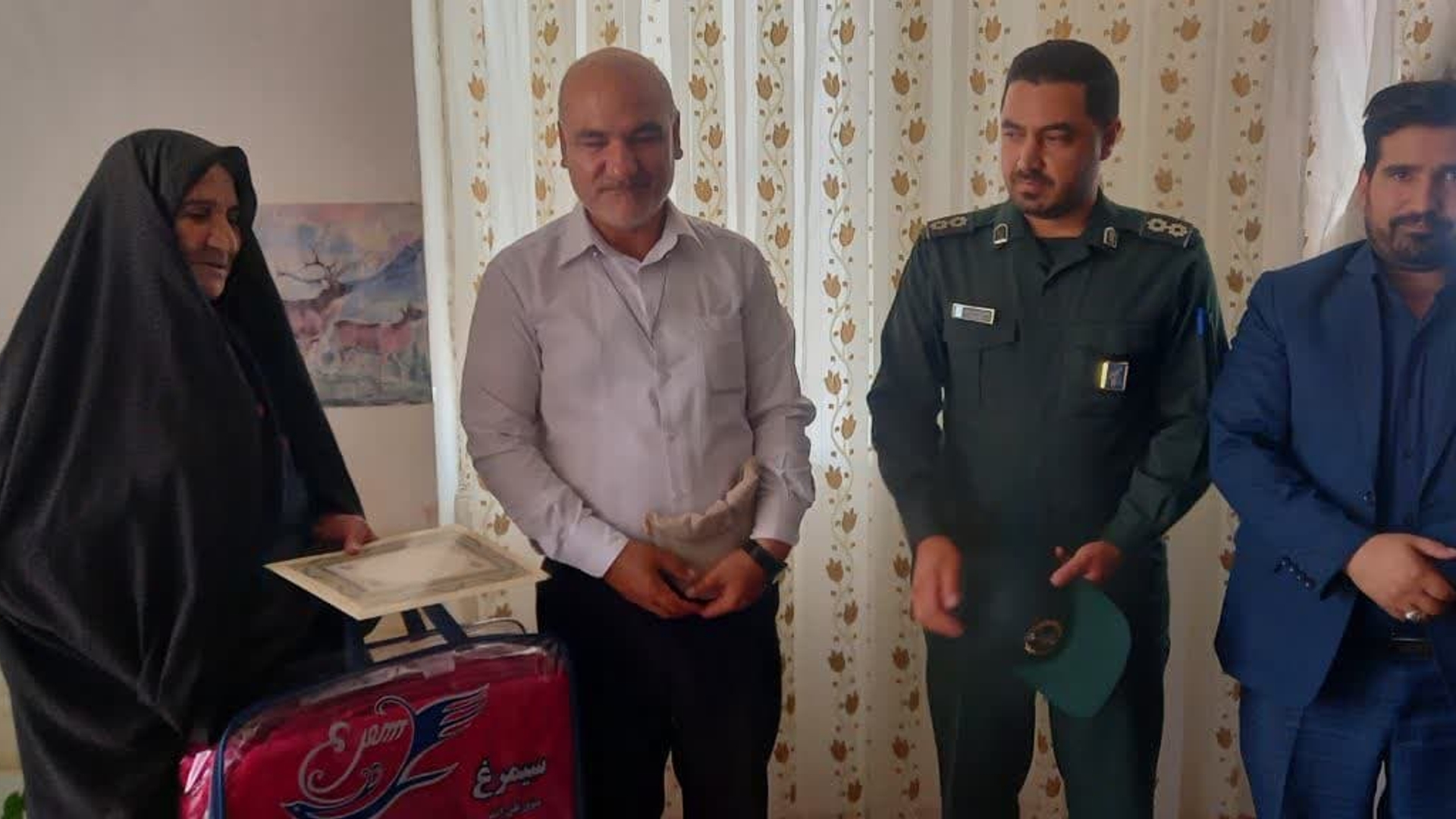 دعوت مسئولین شهرستان خنداب از مادر شهید کزازی برای حضور در یادواره شهدای غریب در اسارت