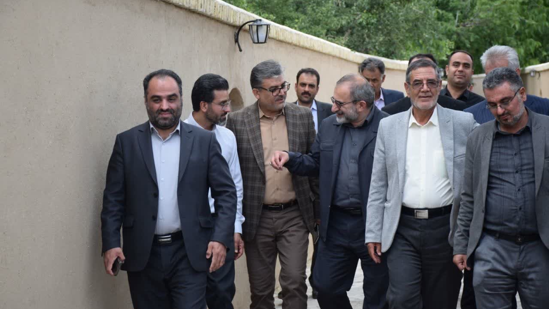 بازدید استاندار مرکزی از پروژه احیای کوچه باغ‌های پولگان