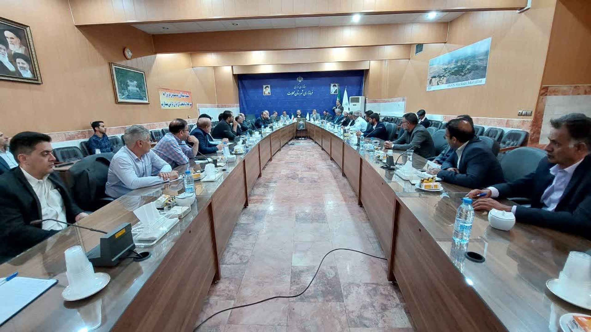 با حضور استاندار مرکزی جلسه رفع موانع تولید گل و گیاه در محلات برگزار شد.