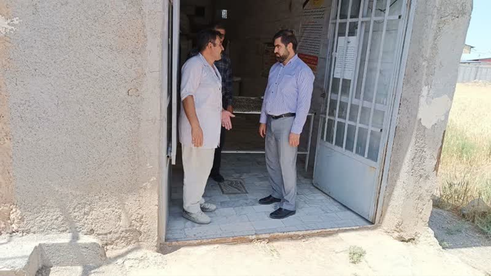 بازدید آقازیارتی فرماندار شهرستان فراهان از نانوایی سنگک روستای شتریه