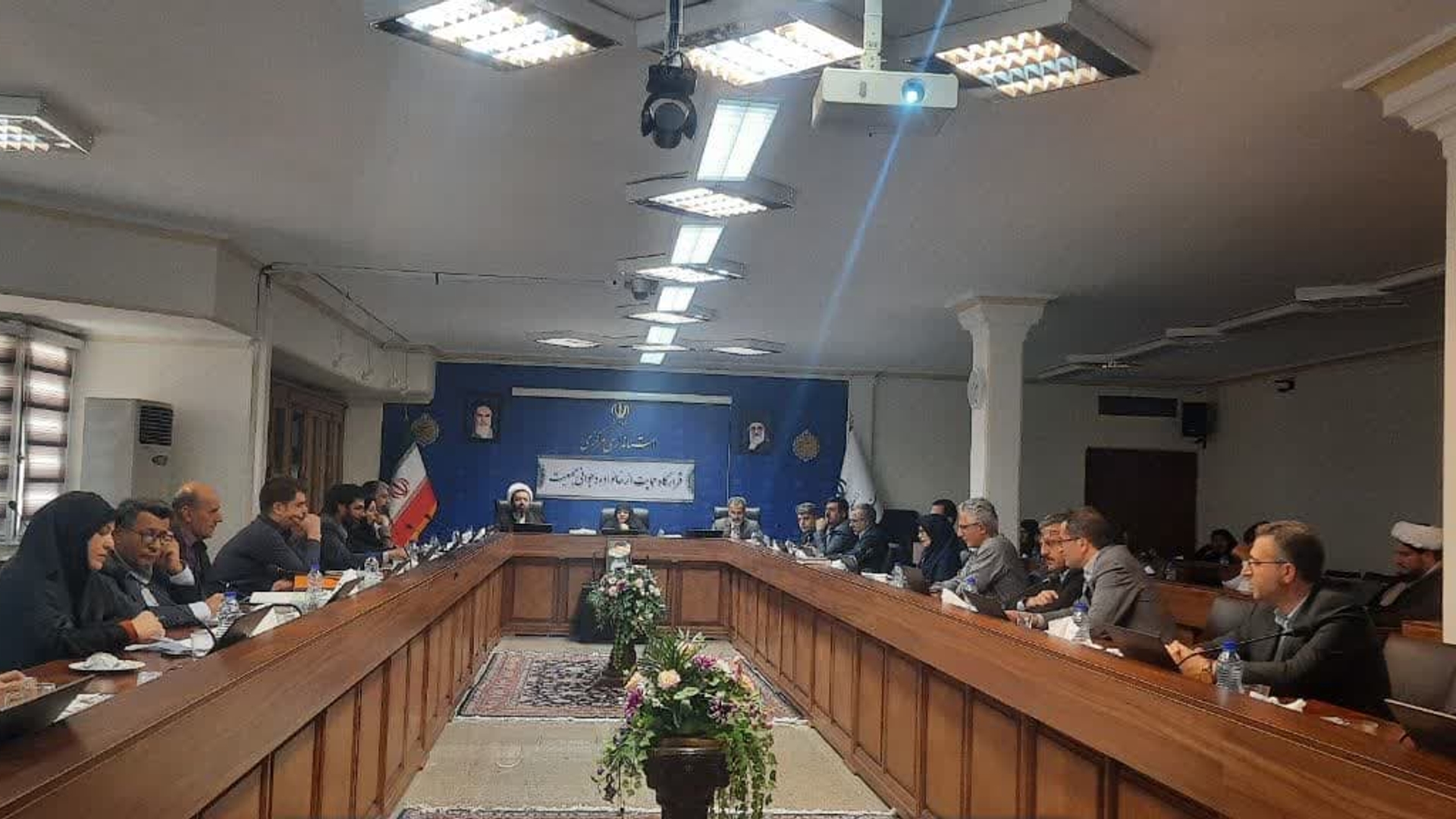 بیست و سومین جلسه ستادحمایت ازخانواده وجوانی جمعیت استان به ریاست مفتح زاده مدیر کل دفتر امور زنان وخانواده استانداری و باحضورفرمانداران (  از طریق ویدئو کنفرانس)  و اعضای ستاد مردمی جمعیت  استان در محل استانداری برگزار شد .
مهمترین موارد مطرح شده در جلسه مذکور عبارتند از:
🔹️پیگیری مصوبات بیست ودومین جلسه ستادجمعیت استان توسط دستگاههای اجرائی 
🔸️ارائه گزارش عملکرد کمیته اقتصادی ذیل ستاد
🔹️ارائه گزارش وقایع ۴گانه استان در سال  ۱۴۰۲
🔸️تصمیم گیری درخصوص اجرای ماده ۳۹ قانون  حمایت ازخانواده ‌و جوانی جمعیت توسط دستگاههای مندرج درقانون

 سه شنبه ۲۹خرداد ۱۴۰۳