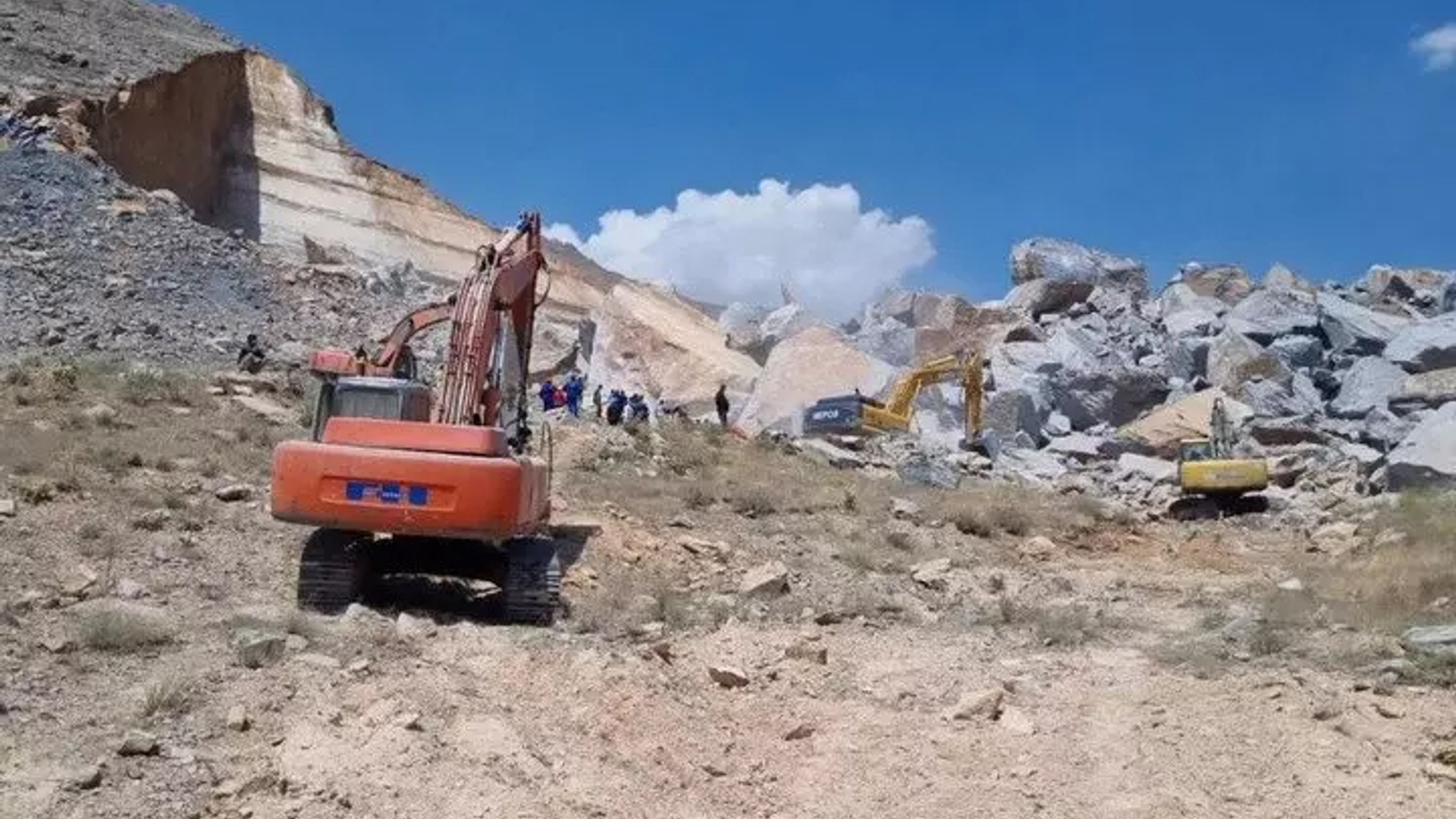 ریزش معدن در محدوده جاده اراک-توره- حضور استاندار مرکزی در صحنه حادثه