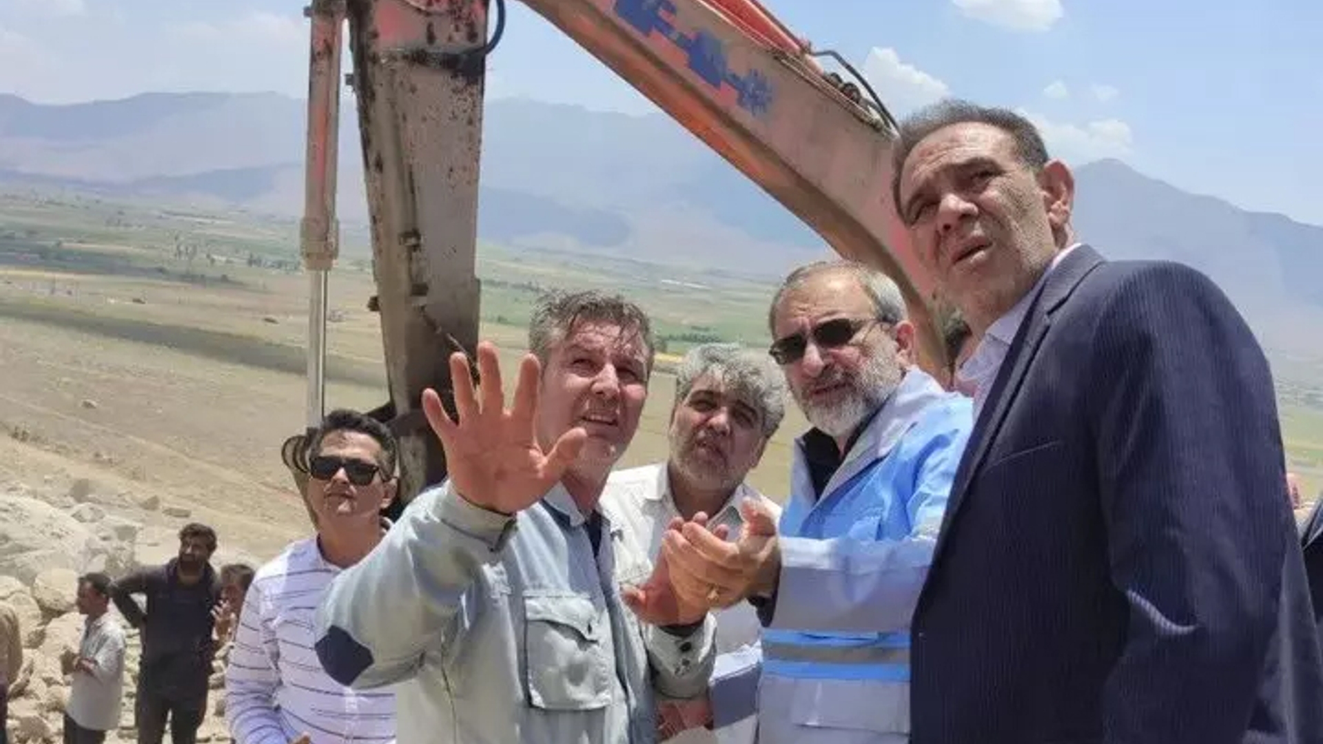 عملیات امداد در محل ریزش معدنِ محدوده شهرستان شازند در حال انجام است