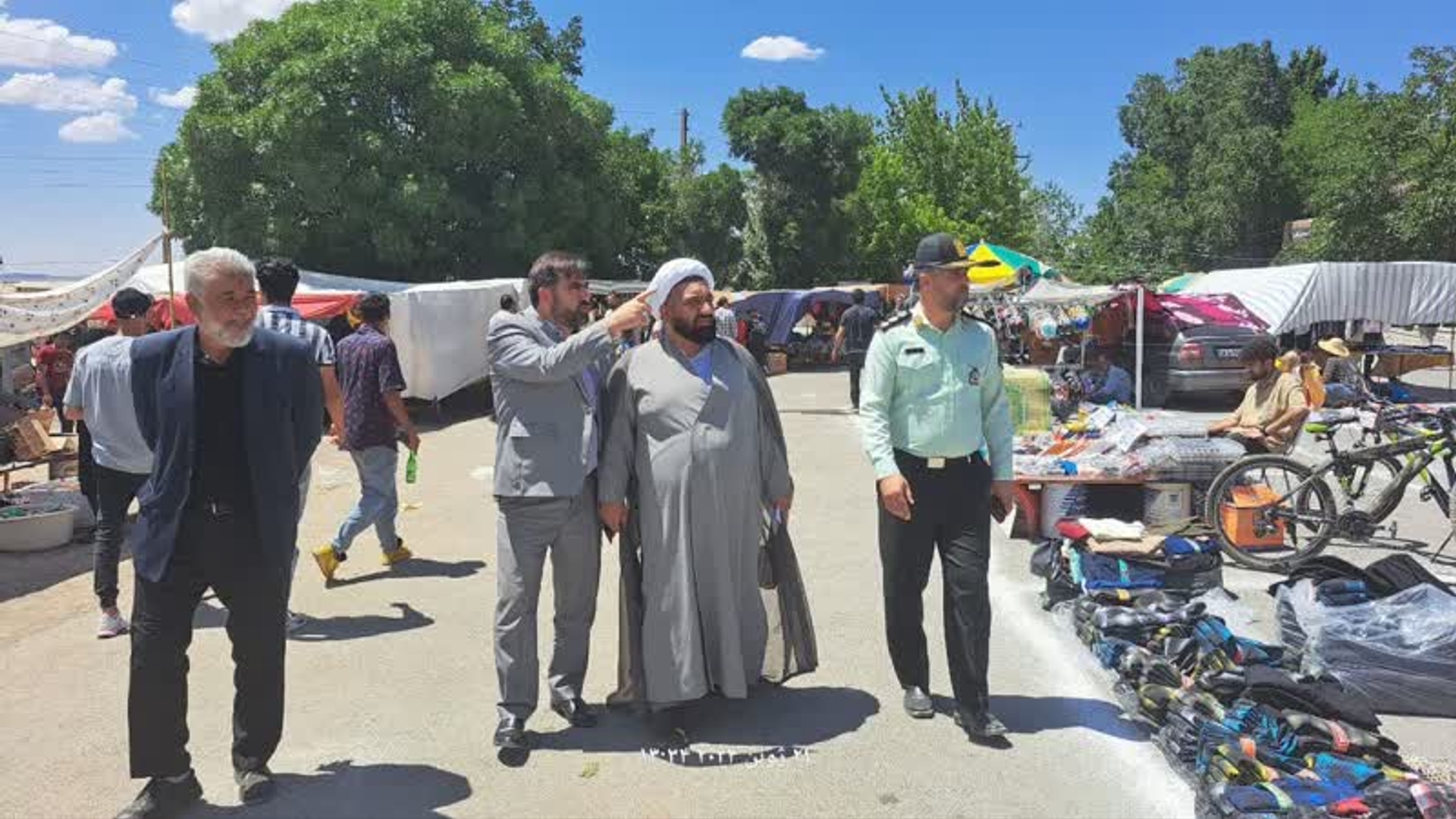 بازدید آقازیارتی فرماندار فراهان و حجت‌الاسلام والمسلمین سوری امام جمعه شهرستان از غرفه های مراسم تیرگان