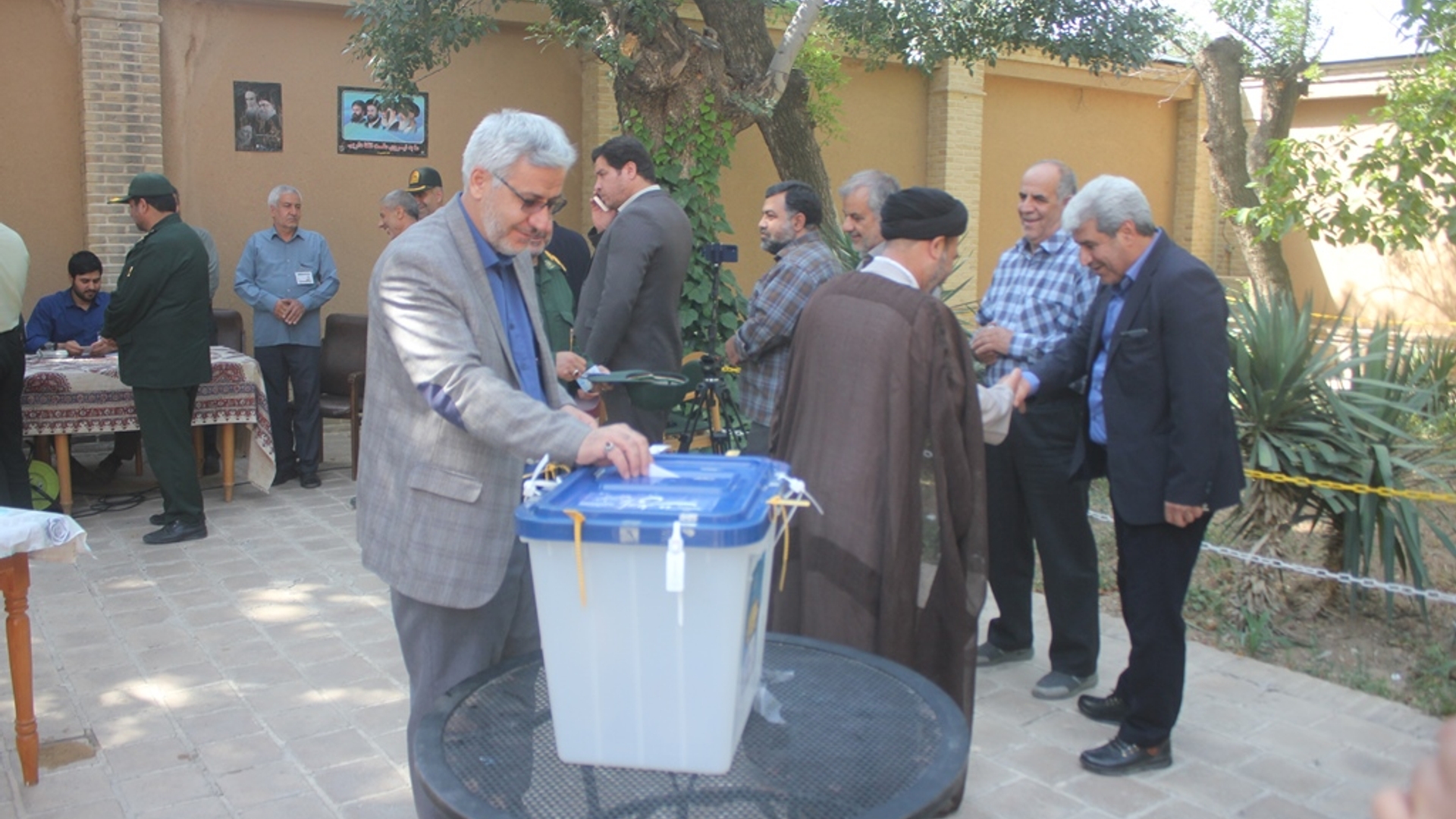 فرماندار ، اعضای هیات اجرایی ، اعضای هیات نظارت و تعدادی از مسئولان شهرستان از شعب اخذ راي خمين بازدید کردند