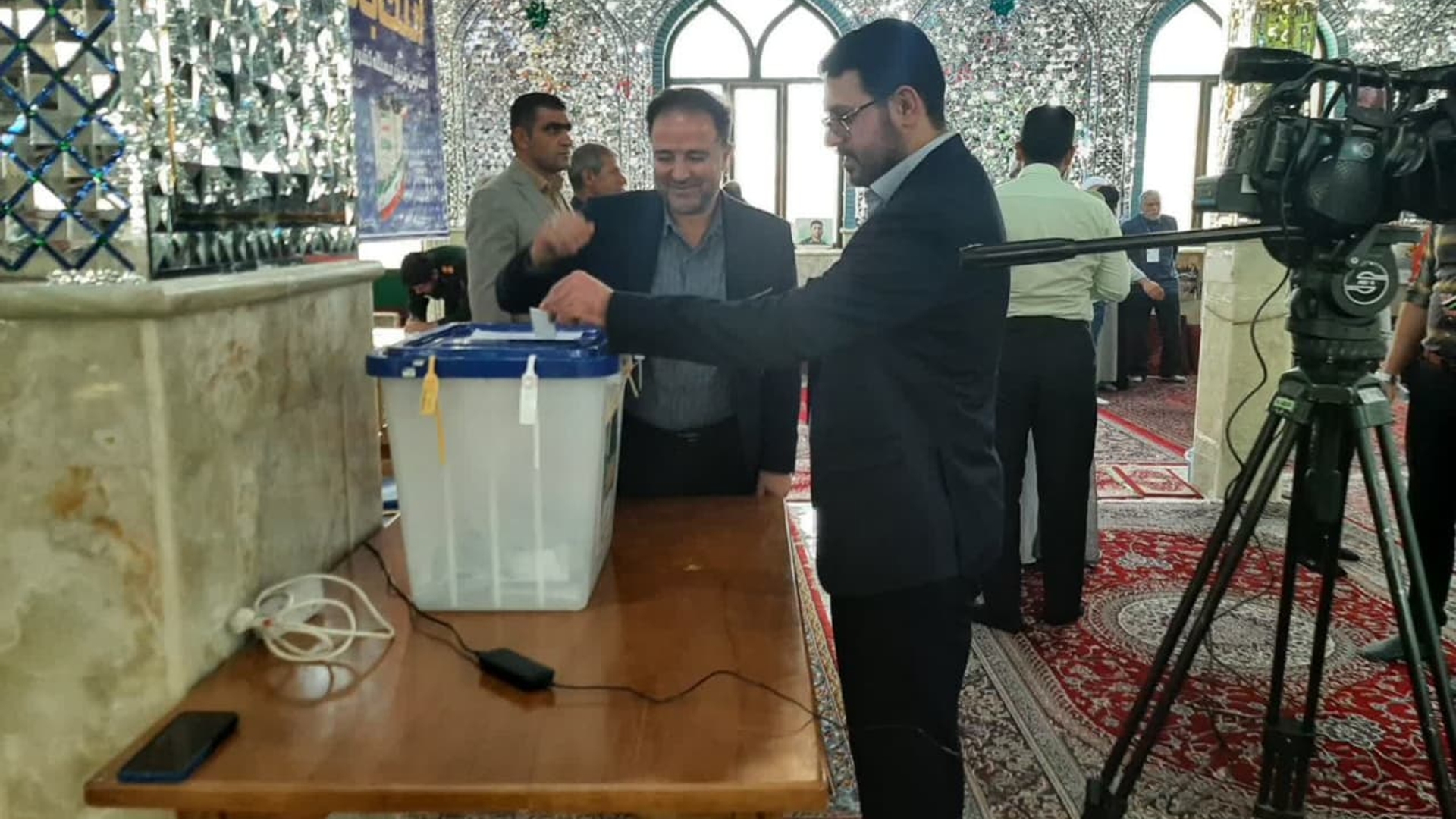 حضور احدی فرماندار در پای صندوق رای انتخابات چهاردهمین دوره ریاست جمهوری