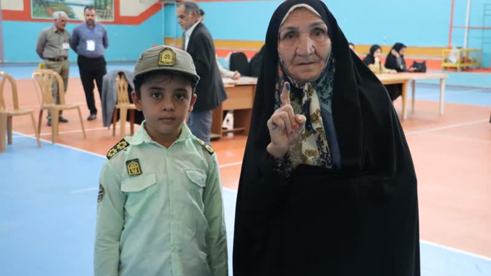 صندوق رأی شهرستان فراهان متبرک به رأی مادر شهید محمد حسن نیکچه فراهانی شد.