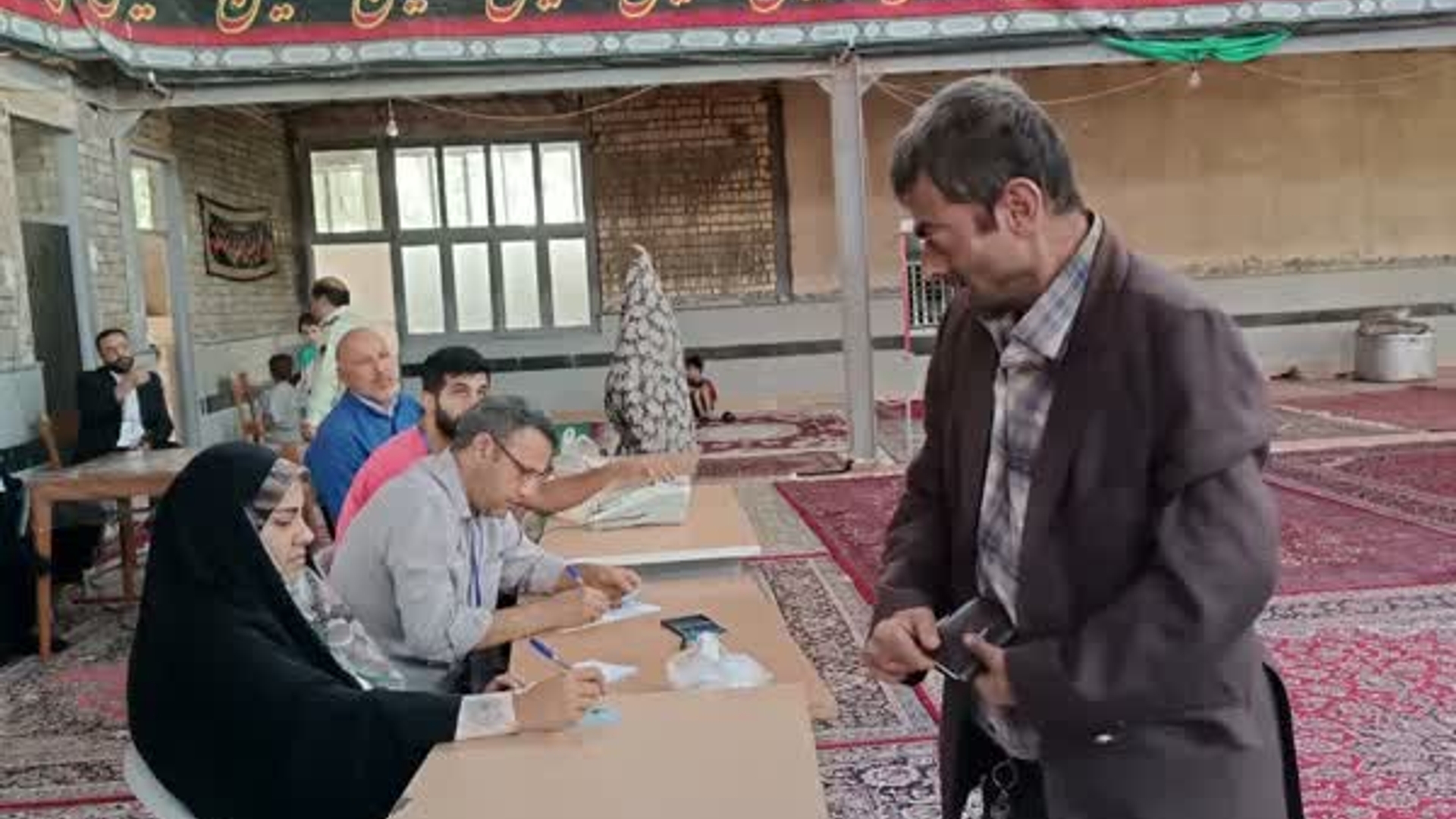 همه با هر شرایط جسمانی با عزت و اقتدار در صحنه حضور دارند..