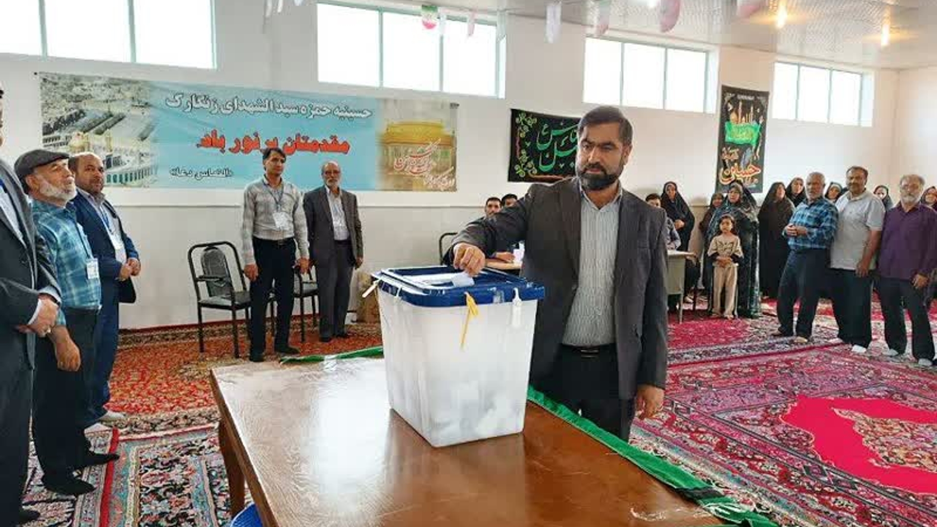 رای فرماندار فراهان در صندوق رای روستای زنگارک