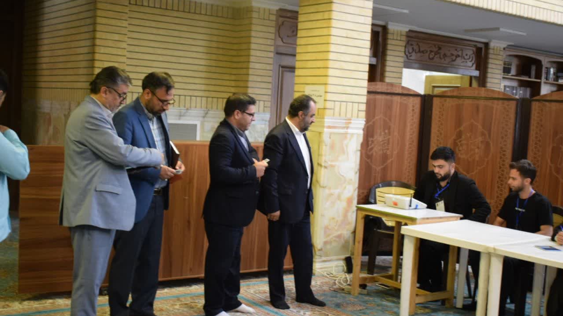 حضور مسئولین شهرستان محلات در پای صندوق های رای