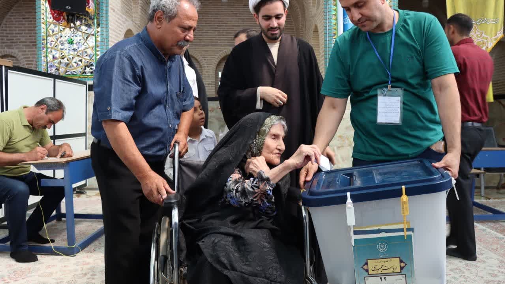 حضور مردم و مسئولین پای صندوق‌های رأی - چهاردهمین دوره انتخابات ریاست جمهوری