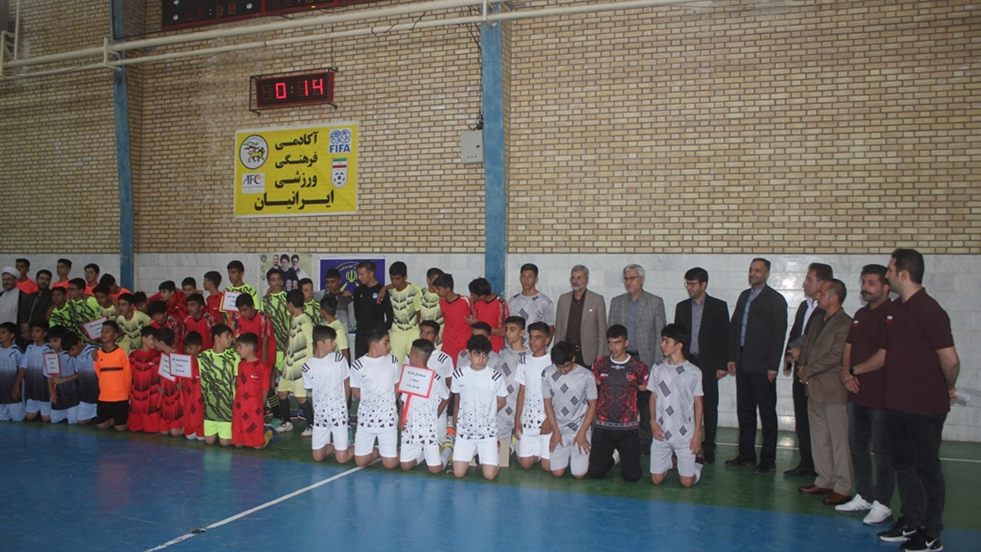 آئین افتتاحیه مسابقات فوتسال استانی محلات کم برخودار و یادواره شهدای خدمت در شهرستان خمین برگزار شد