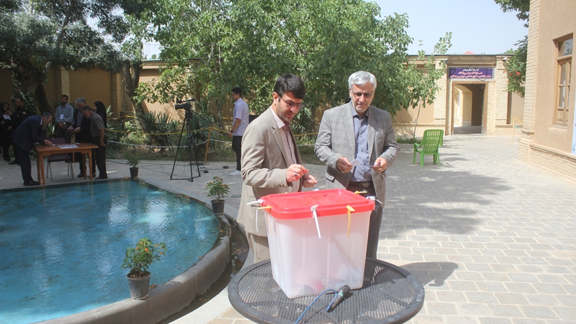 فرماندار و تعدادی از مسئولان شهرستان خمین رای خود را به صندوق رای انداختند