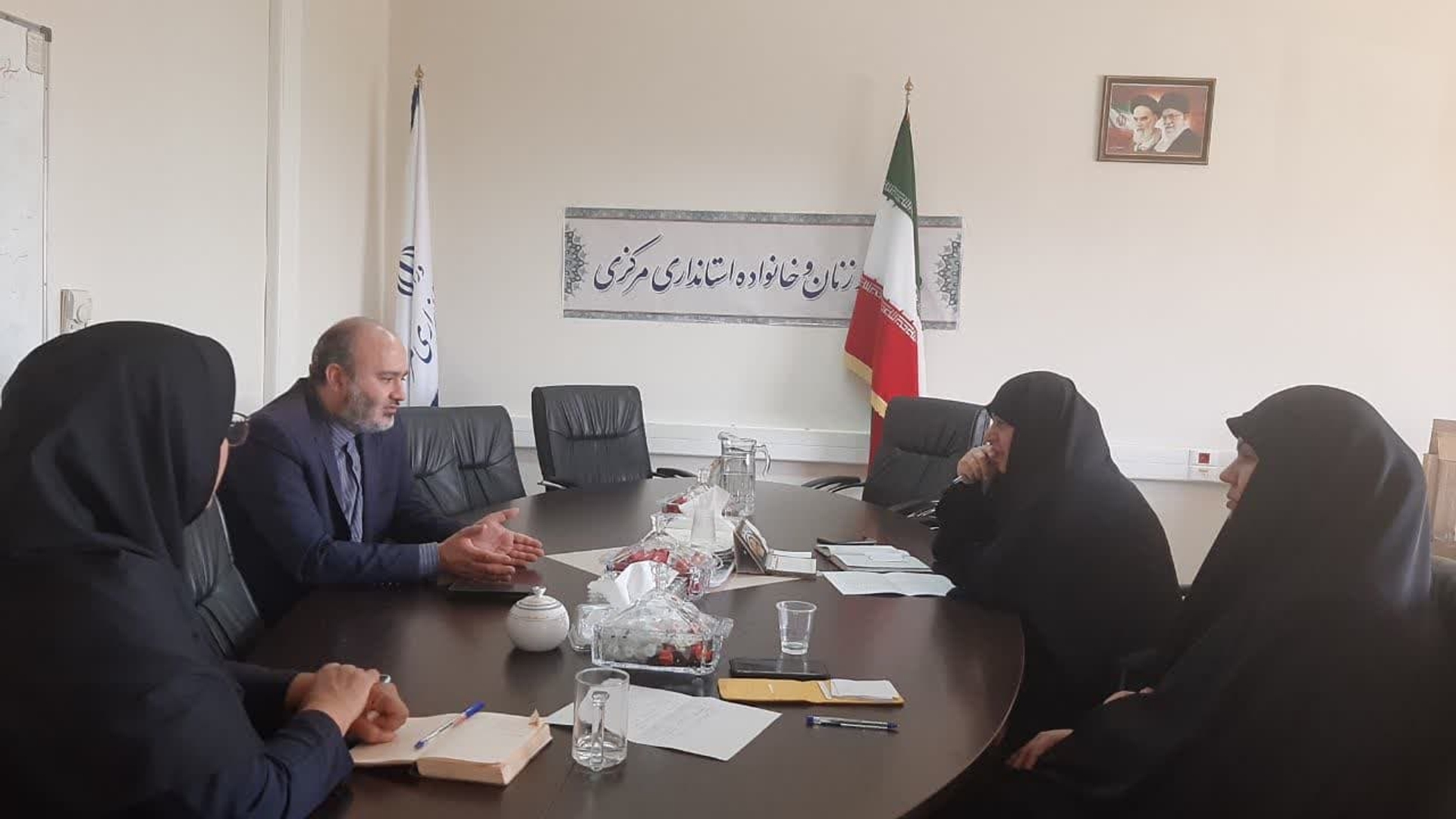 جلسه برنامه ریزی وهماهنگی برگزاری اختتامیه کنگره زنان تاثیرگذار استان ،به ریاست مفتح زاده مدیرکل دفتر امور زنان وخانواده استانداری  وباحضور جلال منش دستیار و مشاور استاندار در امور تحول در محل دفتر برگزار گردید..
یکشنبه۱۷تیر۱۴۰۳