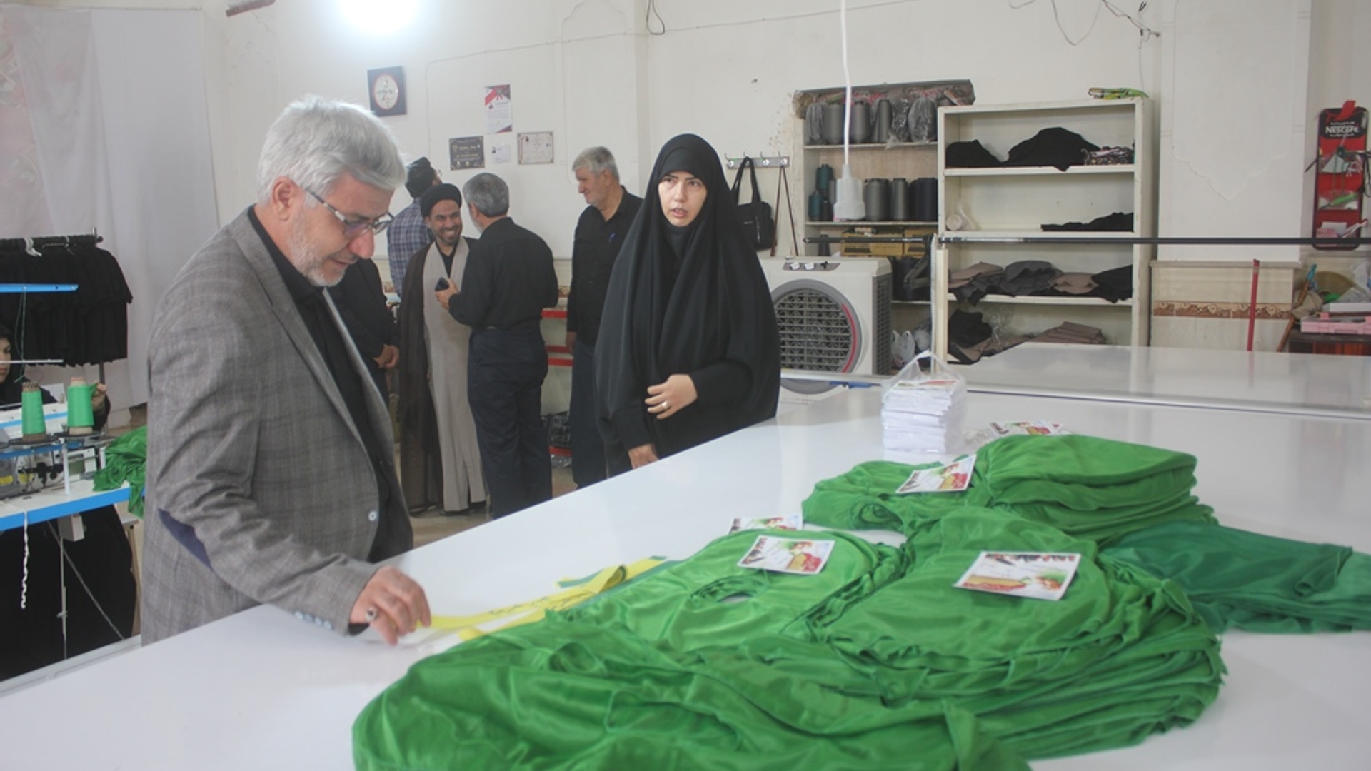 فرماندار و امام جمعه خمین از واحد تولیدی پوشاک در روستای ریحان خمین بازدید کردند