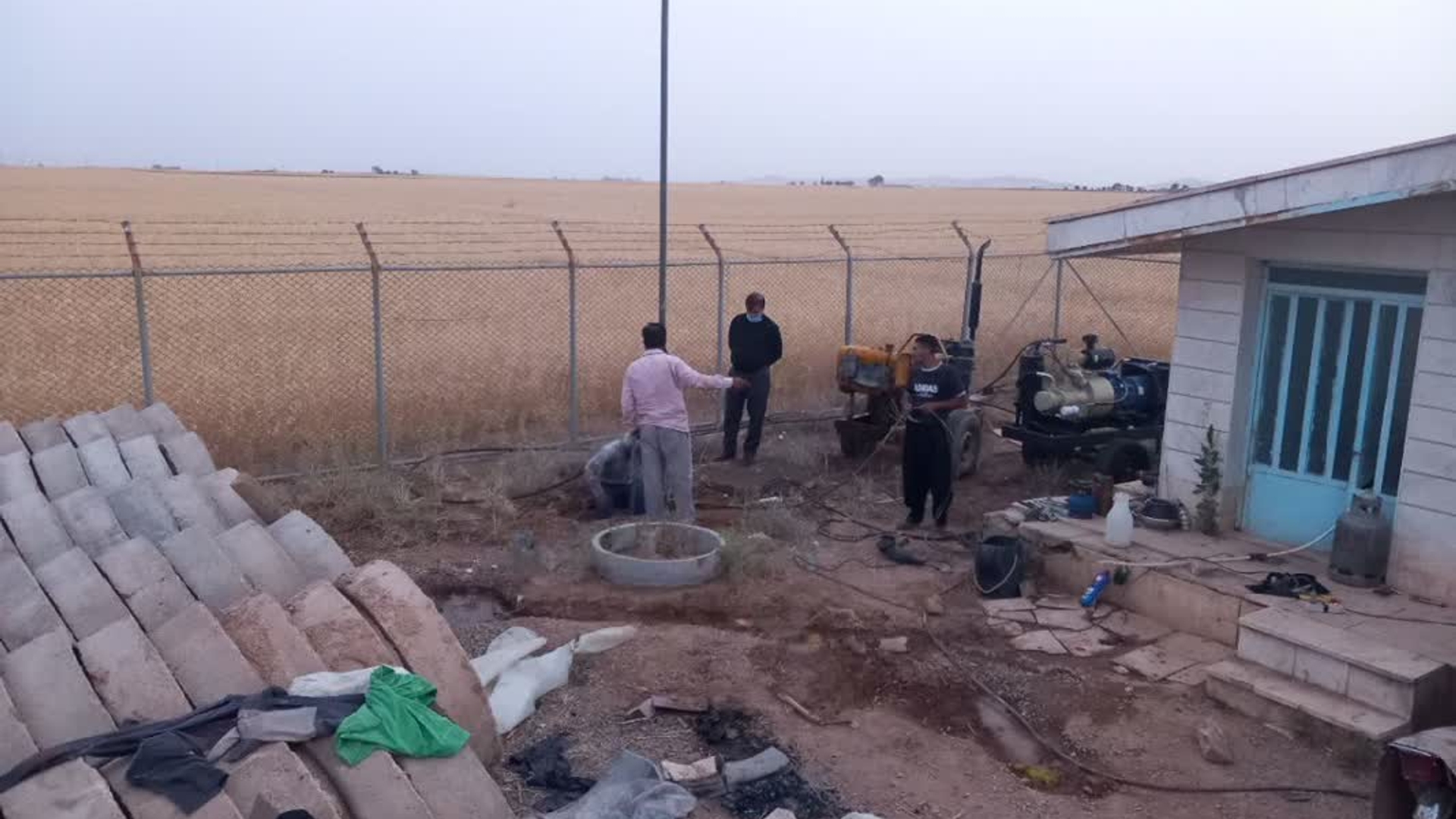 بازدید آقازیارتی فرماندار فراهان از پروژه حفر چاه و کف شکنی