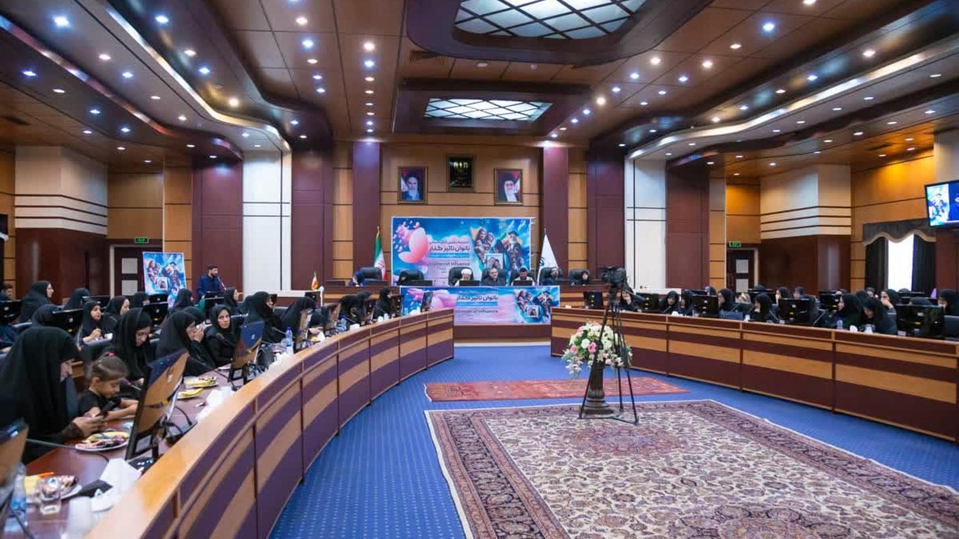 اختتامیه کنگره بانون تأثیرگذار استان مرکزی- رویداد "بانوی دیار آفتاب" کلید خورد

🔹آیین اختتامیه دومین کنگره بانوان تأثیرگذار استان مرکزی با حضور نماینده ولی فقیه در استان، استاندار و جمعی از بانوان فعال استان در سالن غدیر استانداری برگزار شد.

🔹در این آیین از بانوان تأثیرگذار استان مرکزی در هشت عرصه‌ی علمی، پژوهشی و فناوری، سیاست‌گذاری و حکمرانی، گفتمان‌سازی و رسانه، فعالیت‌های اجتماعی، اقتصادی و کارآفرینی، تعلیم و تربیت، فرهنگ و هنر و ورزش تجلیل شد.

🔹کنگره ملی بانوان اثرگذار در ساحت علم و فرهنگ با هدف معرفی الگوی زن ایرانی- اسلامی، گامی است بلند در راستای تقویت جایگاه زن انقلابی با محوریت الگوی سوم زن، معرفی زنان نخبه ایرانی و دستاوردهای آن‌ها، توسعه و گسترش فرایند شناسایی و معرفی بانوان تأثیرگذار ملی و استانی، فراهم‌سازی زمینه ارتباط نخبگان، کارآفرینان و کنشگران و فعالان در حوزه زنان و ایجاد گفتمان حول محور کنگره بانوان تأثیرگذار در جامعه ایرانی؛ که برای نخستین بار به همت معاونت امور زنان و خانواده ریاست جمهوری در دولت سیزدهم و با حمایت شهید جمهور برگزار شد. 

🔹در بسیاری از عرصه‌های اجتماعی حضور زنان نه‌تنها لازم، بلکه یک ضرورت محسوب می‌شود و این کنگره سرآغاز حرکتی نو و انقلابی برای کنشگری بانوان در عرصه‌های اجتماعی است.

🔹در پایان این کنگره همچنین از پوستر رویداد "بانوی دیار آفتاب" رونمایی شد.
یکشنبه ۲۴ تیر