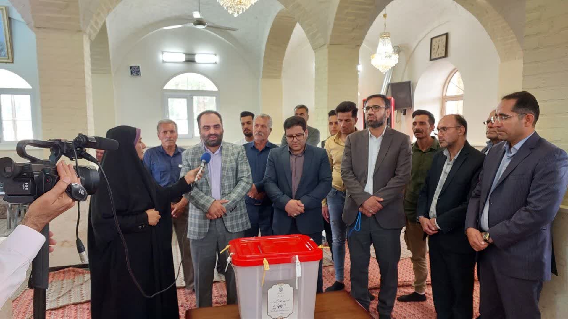 حضور مسئولین شهرستان محلات پای صندوق های رای