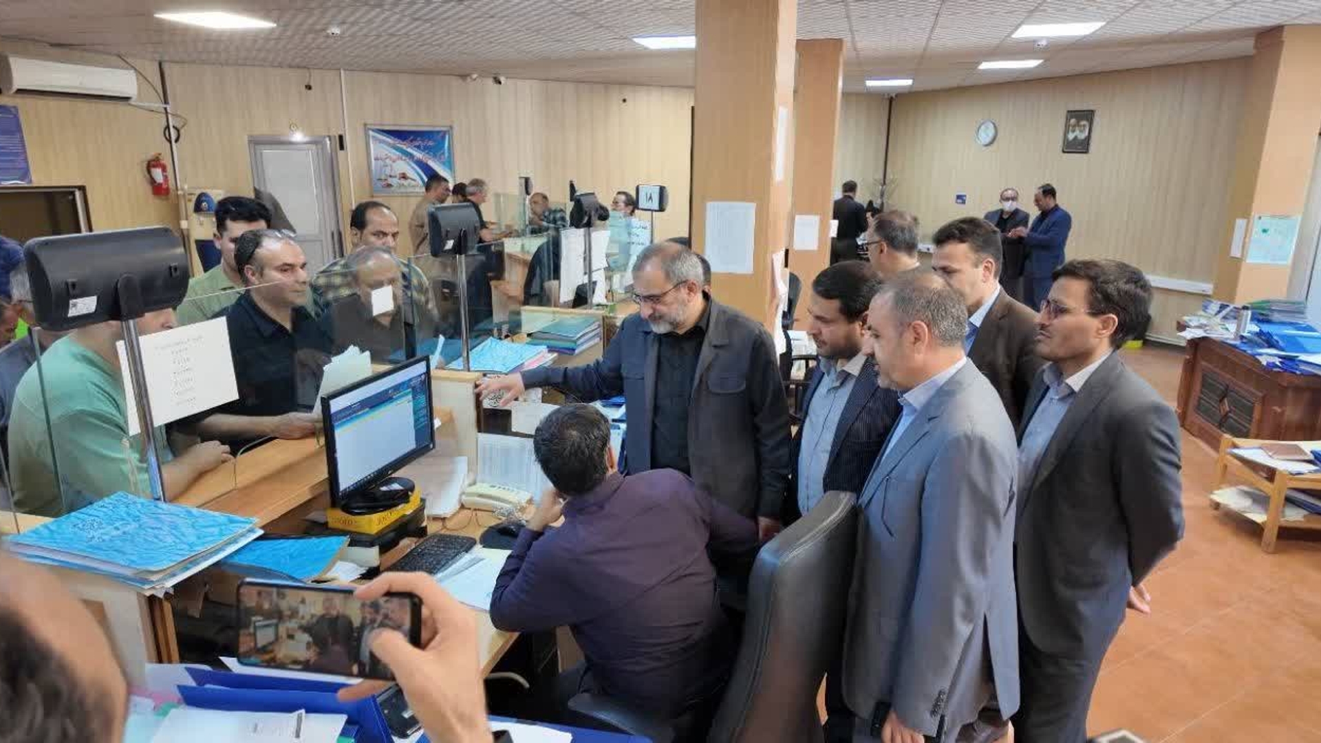 ازدید سرزده استاندار مرکزی از اداره کل امور مالیاتی استان

🔹در روزهای پایانی ارائه اظهارنامه‌های مالیاتی، دکتر مخلص‌الائمه، استاندار مرکزی به صورت سرزده از اداره کل امور مالیاتی استان بازدید و ضمن نظارت میدانی بر روند ارائه خدمات و گفتگو با تعدادی از مراجعان، از زحمات کارکنان امور مالیاتی استان تقدیر کرد.
🗓 شنبه ۳۰ تیر