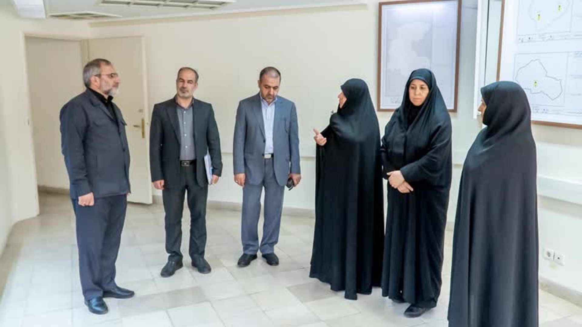 بازدید استاندار مرکزی از اتاق رصد جمعیت استان

🔹 دکتر مخلص‌الائمه، استاندار مرکزی از روند راه‌اندازی اتاق رصد جمعیت استان بازدید کرد.

🔹در این بازدید مدیرکل دفتر امور زنان و خانواده گزارشی از اقدامات انجام شده در این راستا و روند پیشرفت کار ارائه کرد.

🔹شکل‌گیری اتاق وضعیت (رصد جمعیت) در راستای قانون جوانی جمعیت یکی از تکالیف وزارت کشور است که درواقع در این اتاق آخرین وضعیت جمعیتی استان به تفکیک نمایش داده شده است.

🔹این داشبورد حاوی اطلاعات و آمار ولادت، فوت، طلاق و ازدواج است و می‌توان از طریق تفکیک سنی و جنسی به اطلاعات و داده‌های مورد نیاز به‌منظور برنامه‌ریزی هدفمند در این حوزه دست یافت.