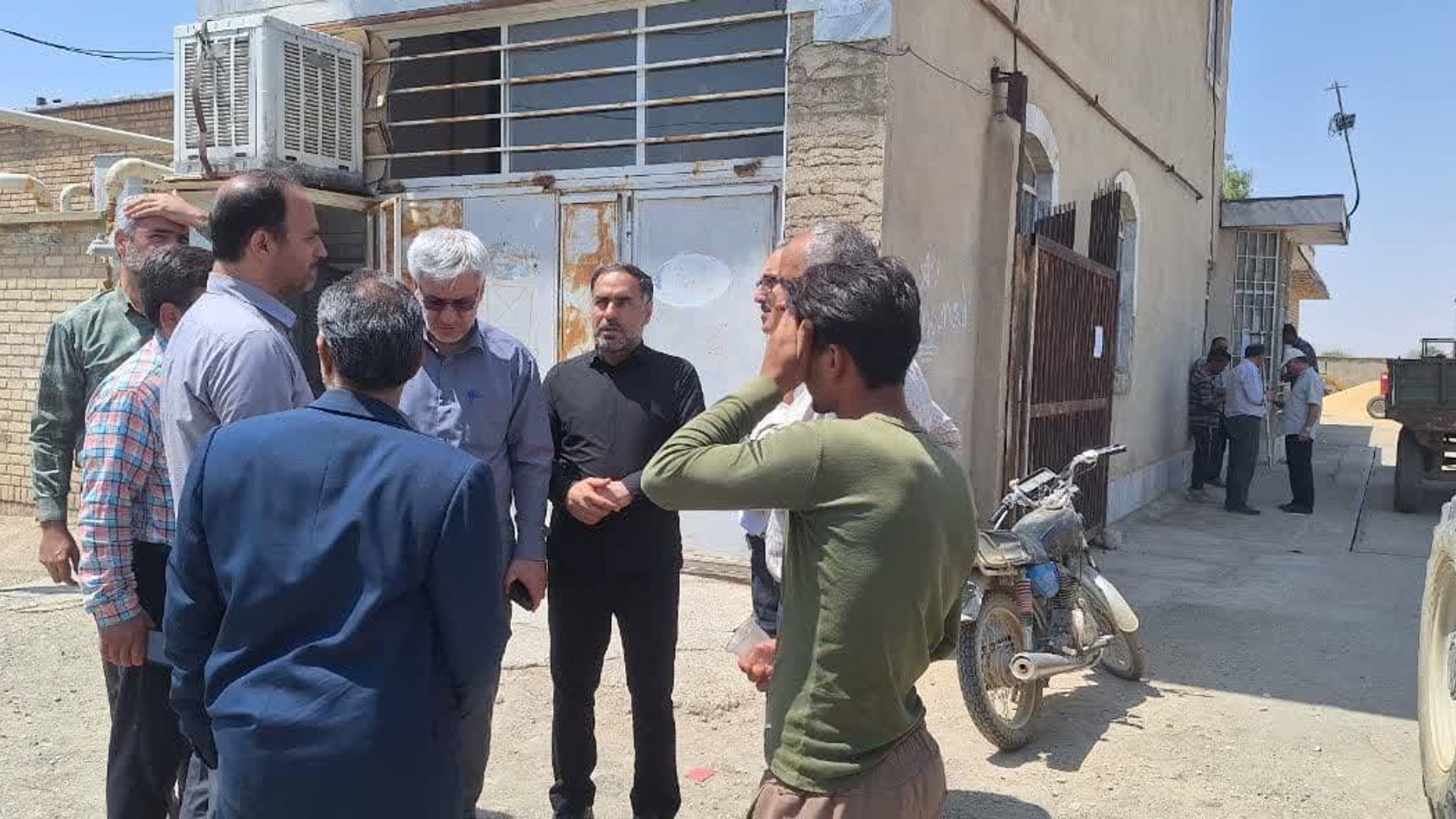 فرماندار و مدیران کل غله و تعاون روستایی استان از مراکز خرید گندم در شهرستان خمین بازدید کردند