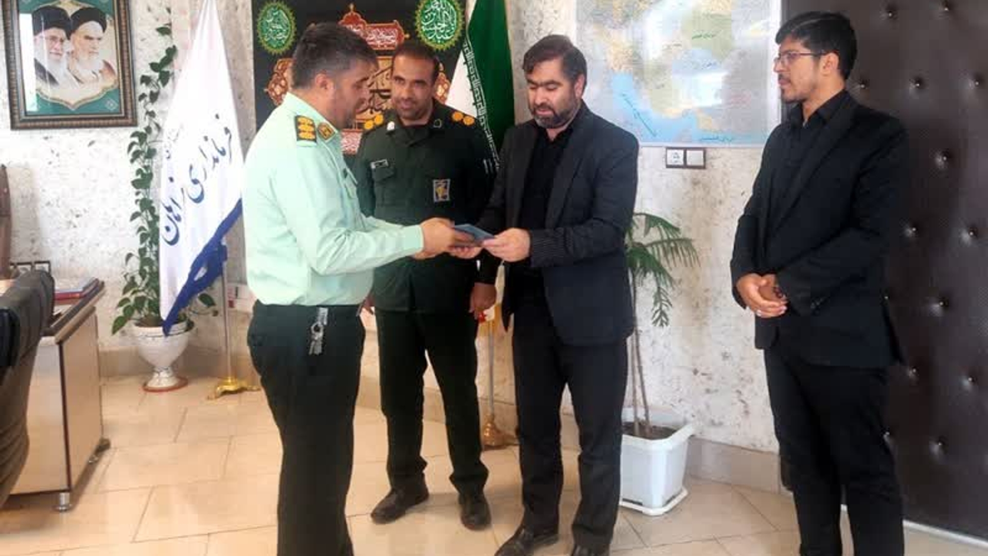 تقدیر آقازیارتی فرماندار شهرستان فراهان  از زحمات سرهنگ حسنی فرمانده انتظامی شهرستان فراهان