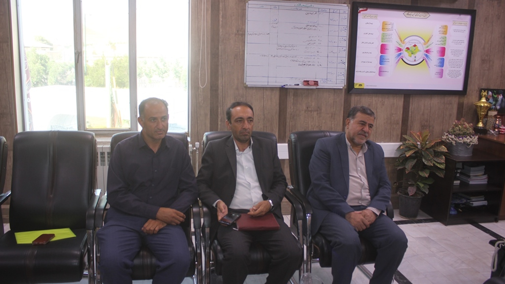 نشست رئیس مرکز تحقیقات و آموزش کشاورزی و منابع طبیعی استان با فرماندار شهرستان خمین