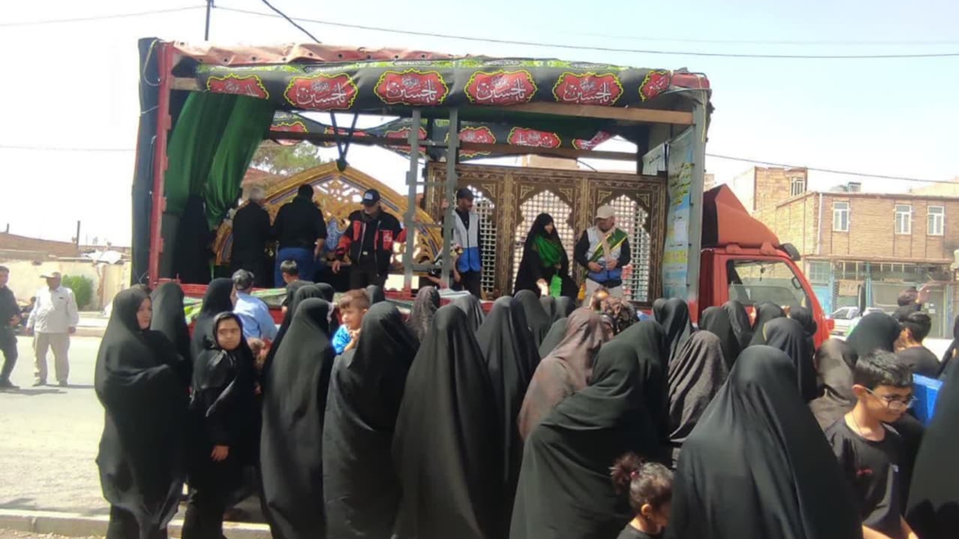 استقبال مردم زاویه از نیم ضریح مقدس سرداب امام زمان (عج)