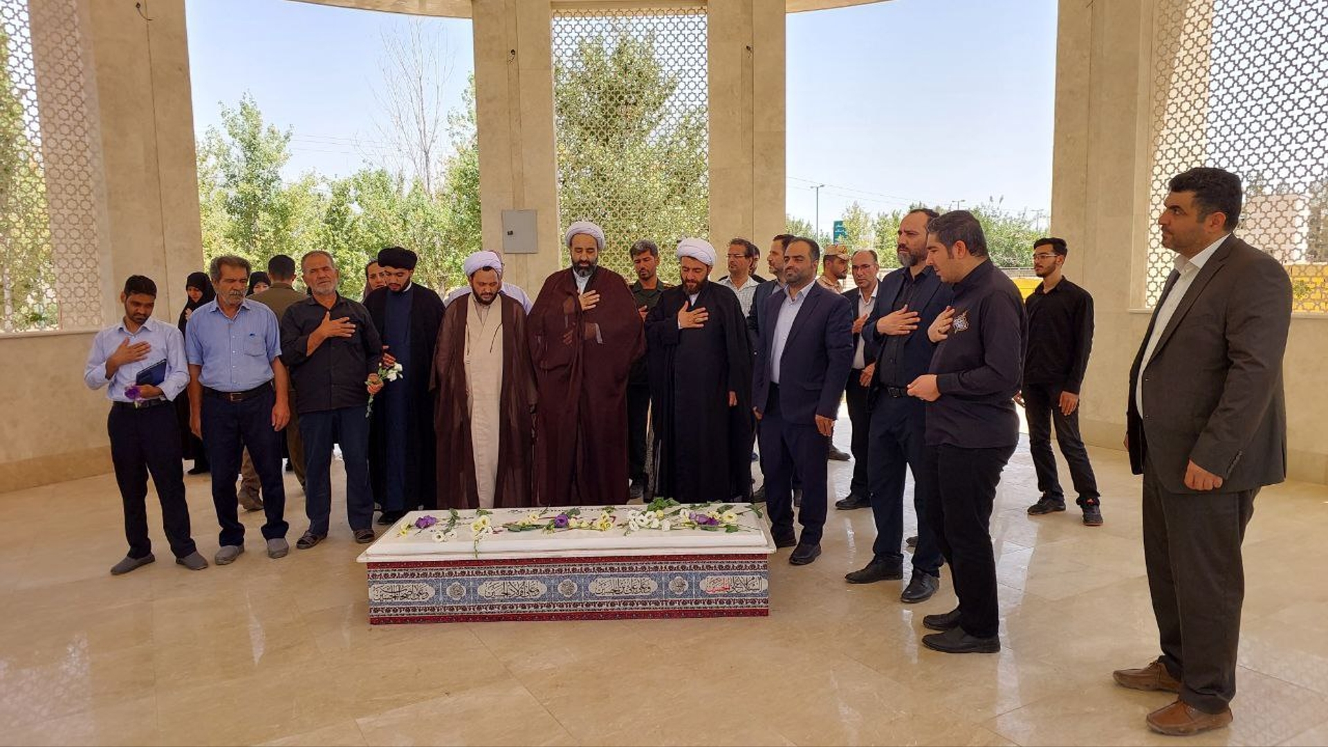 گلباران قبور شهدا همزمان با ورود امام جمعه جدید شهر نیم‌ور