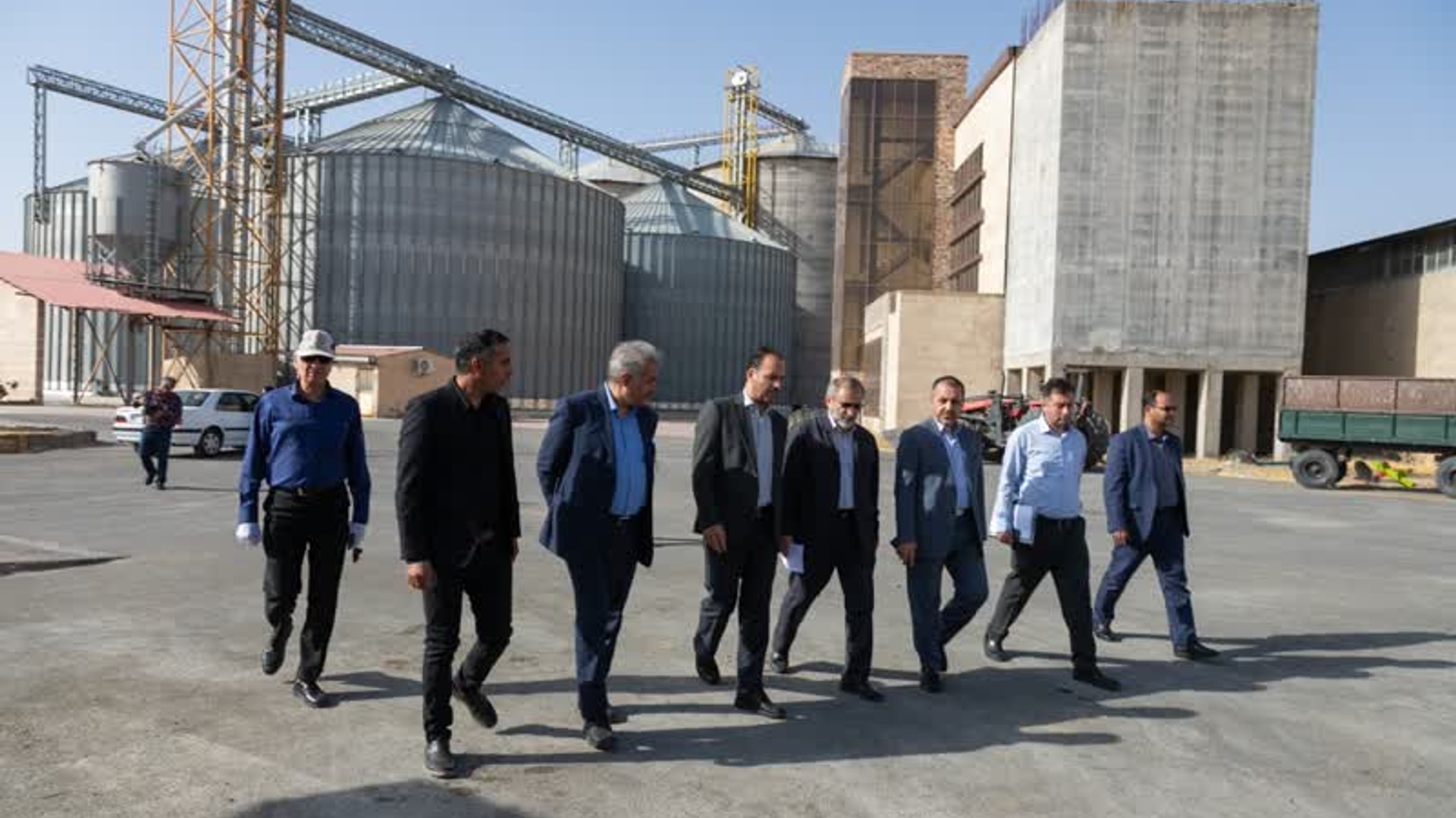 بازدید میدانی استاندار مرکزی بر روند خرید تضمینی گندم 

🔹دکتر مخلص‌الائمه  روز شنبه ۱۳ مرداد با حضور در یکی از مراکز خرید تضمینی گندم در شهرستان اراک، آخرین وضعیت خرید و ذخیره‌سازی گندم را مورد بررسی قرار داد