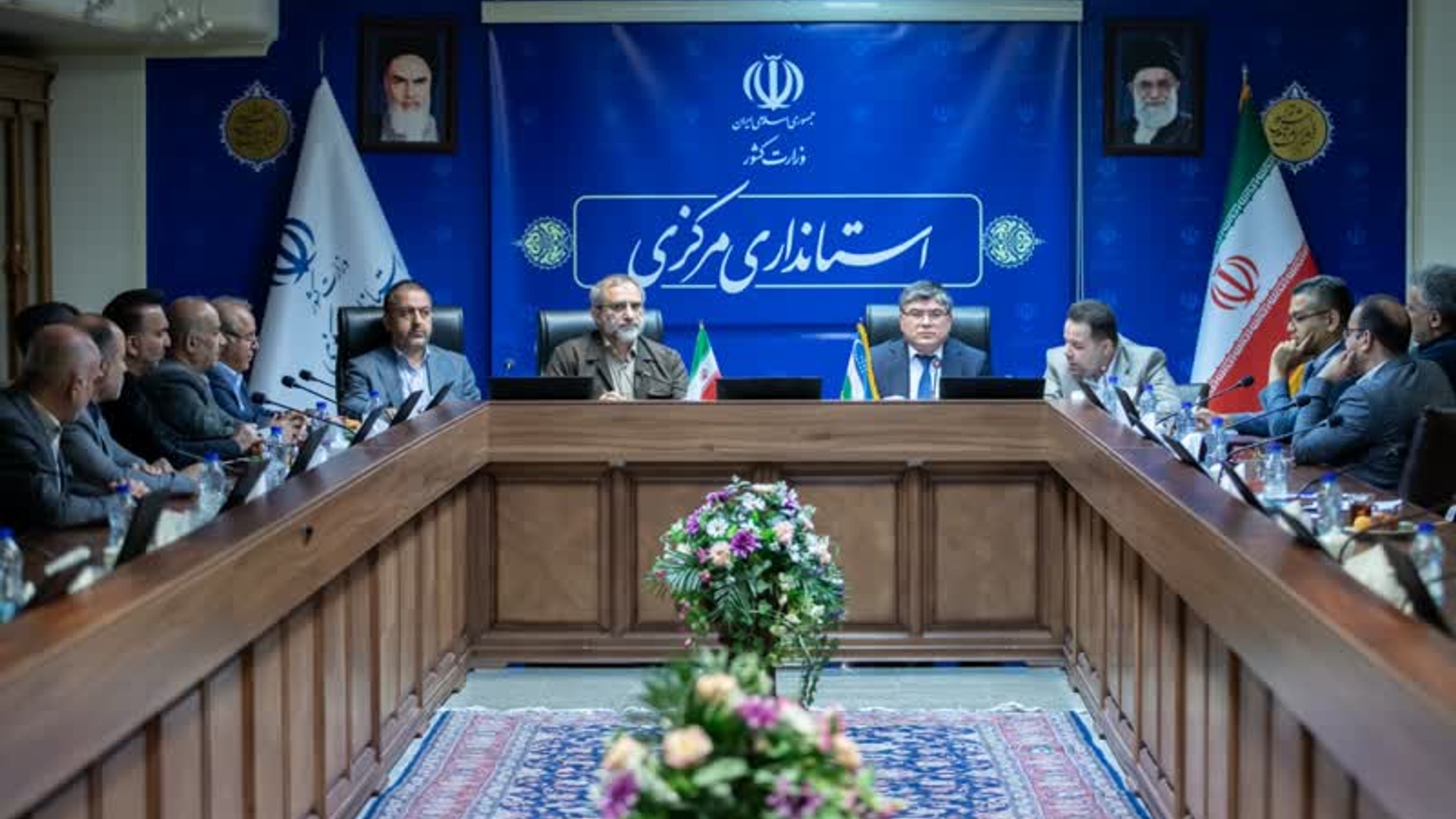 دیدار سفیر ازبکستان با استاندار مرکزی 

🔹آقای "فرالدین نصریف" سفیر جمهوری ازبکستان در ایران در جریان سفر دو روزه به استان مرکزی‌ به‌منظور بازدید از ظرفیت‌های صنعتی و اقتصادی استان، با دکتر "فرزاد مخلص‌الائمه" استاندار مرکزی دیدار و گفتگو کرد.

🔹در این دیدار که جمعی از اعضای معاون هماهنگی امور اقتصادی استاندار و و جمعی از اعضای اتاق بازرگانی اراک نیز حضور داشتند، پیرامون افزایش تبادلات تجاری، اقتصادی، صنعتی و کشاورزی دو کشور به‌ویژه ارتقای سطح همکاری‌ها بین صنایع و فعالان اقتصادی استان مرکزی و بخش‌های خصوصی و دولتی کشور ازبکستان بحث و تبادل نظر شد.