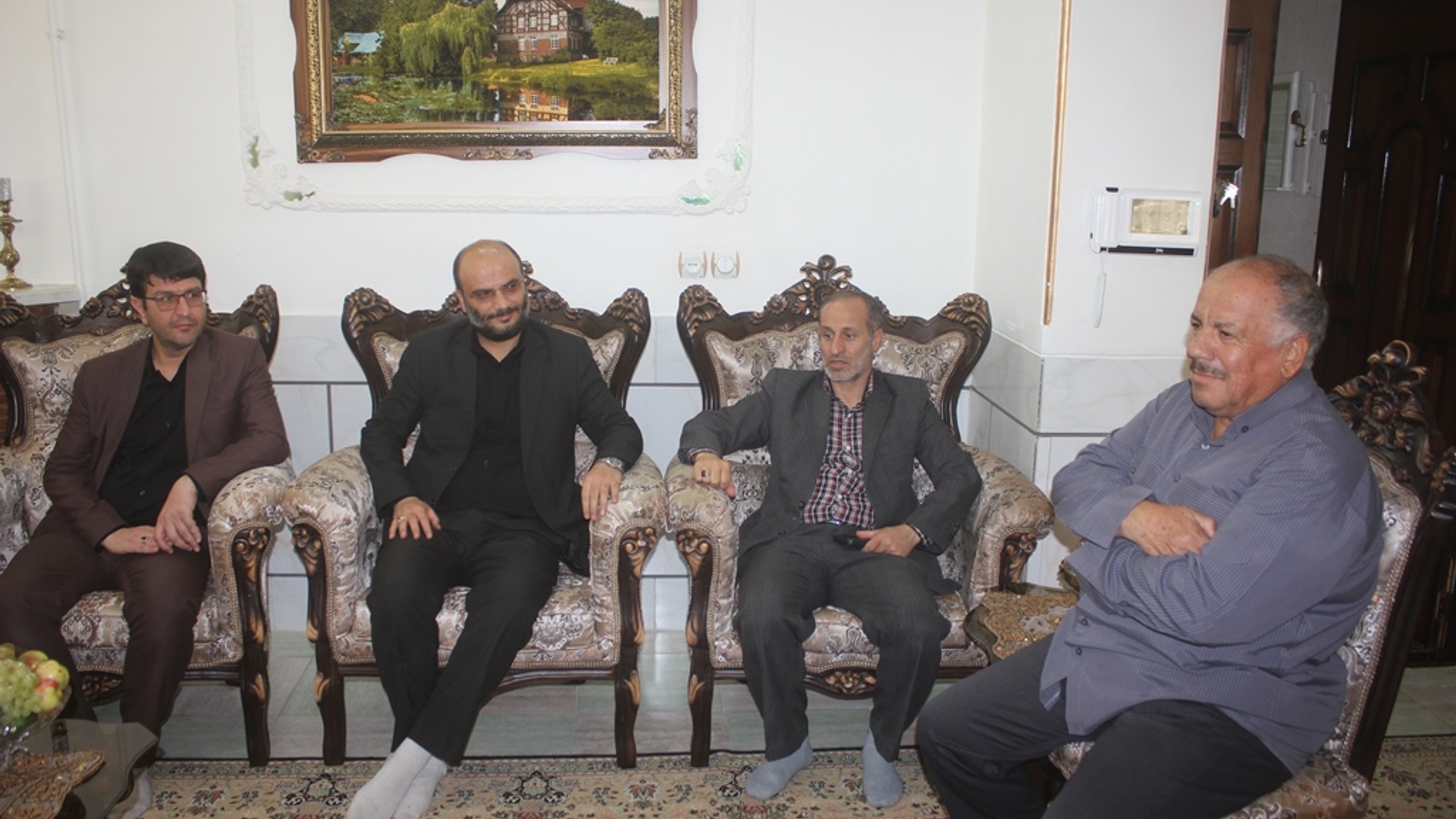 فرماندار و تعدادی از مسئولان شهرستان با جانباز سرافراز احمد علی طاهری در خمین دیدار کردند