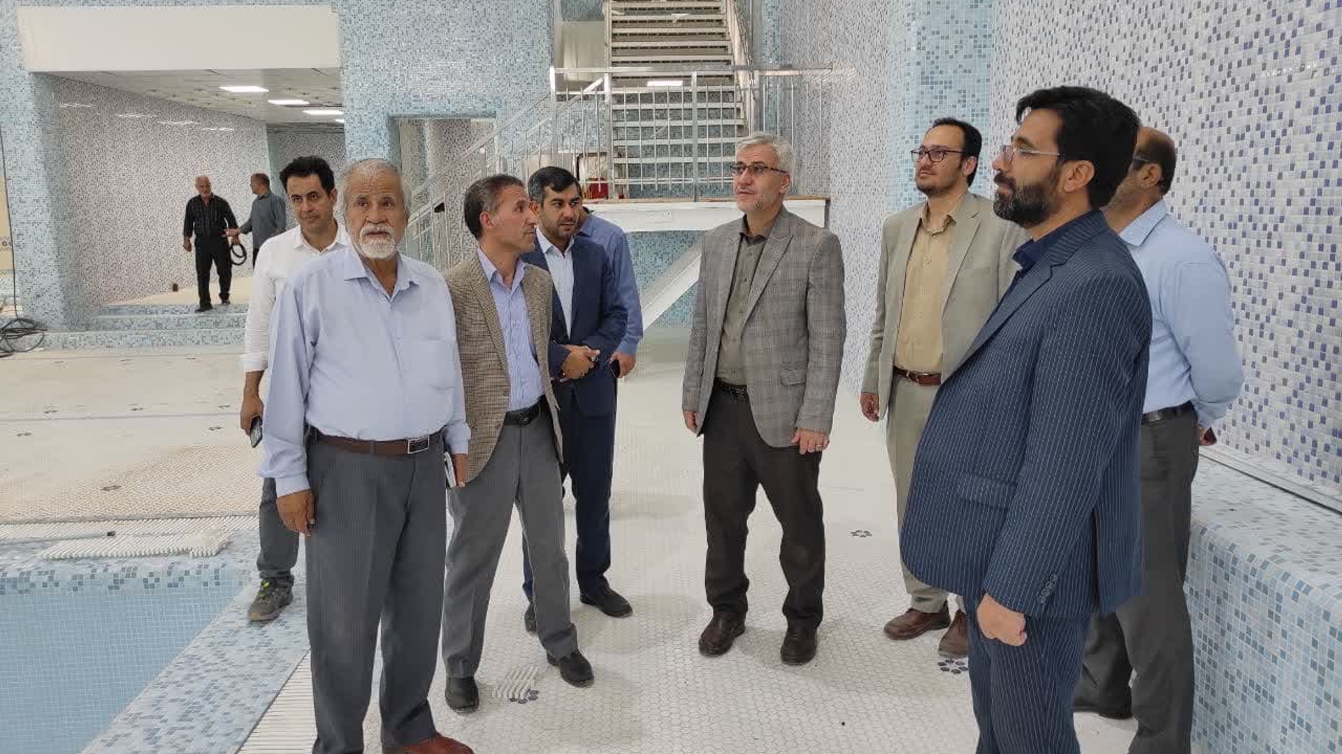 فرماندار و مدیر کل تعاون ، کار ورفاه اجتماعی استان از استخر صدف مجموعه ورزشی کارگران خمین بازدید کردند