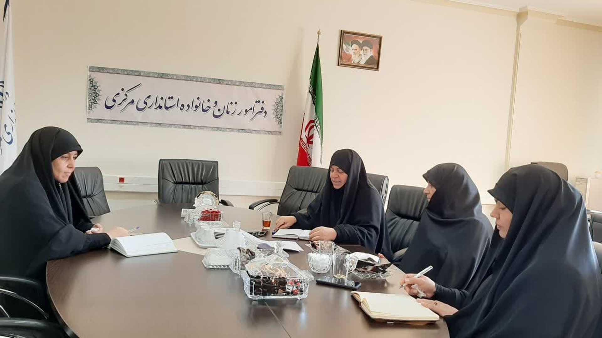 نشست هم اندیشی برگزاری رویداد بانوی دیار آفتاب به ریاست مفتح زاده مدیر کل  امور زنان وخانواده استانداری مرکزی وبا حضور آقامحمدی معاون دفتر و سایر اعضا درمحل دفتر برگزارگردید.
این رویداد با هدف شناسایی و معرفی بانوان شاخص سراسر استان در محورهای تعیین شده به زودی برگزار خواهد شد .
 
سه شنبه ۳۰مرداد ۱۴۰۳