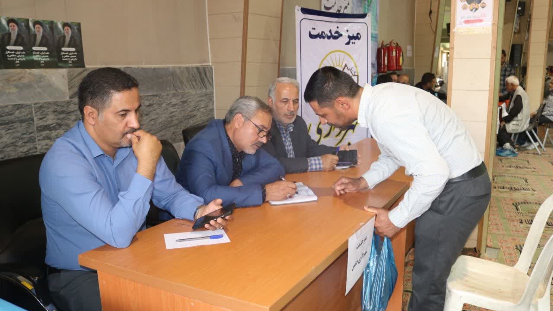 میز خدمت ادارات شهرستان در محل مصلی امام خمینی ( ره ) خمین برپا شد
