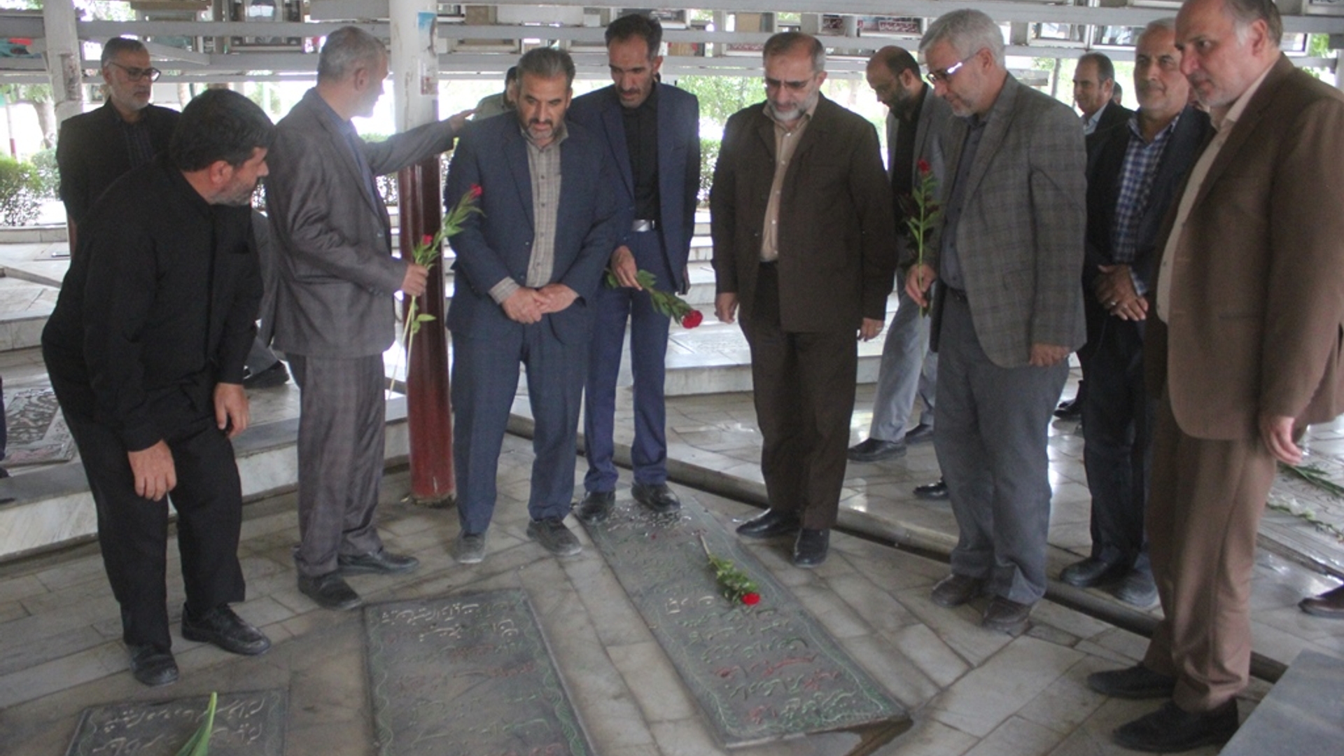 قبور مطهر شهدای خمین بمناسبت هفته دولت گلباران شد
