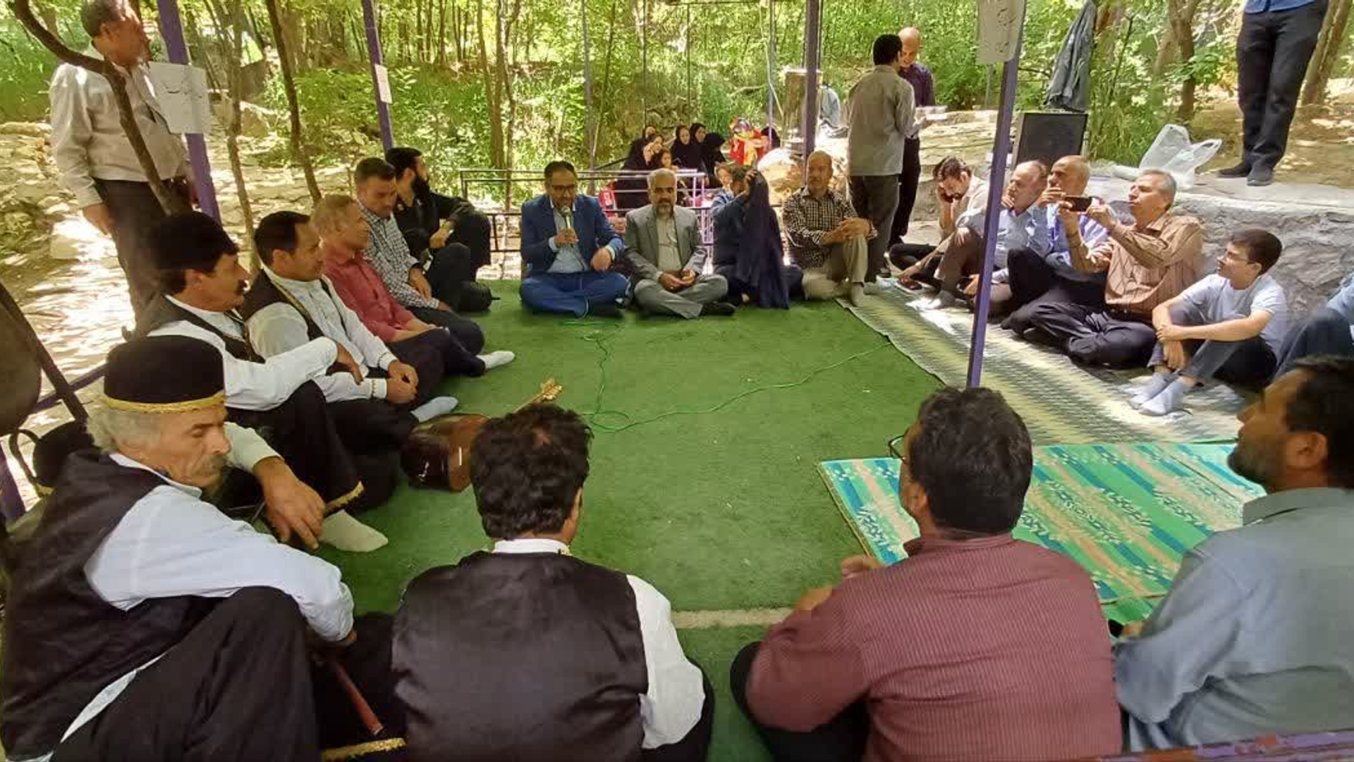 برگزاری نشست بصیرتی باموضوع اهمیت انتخابات و مشارکت حداکثری با حضور هنرمندان و فعالان فرهنگی شهرستان