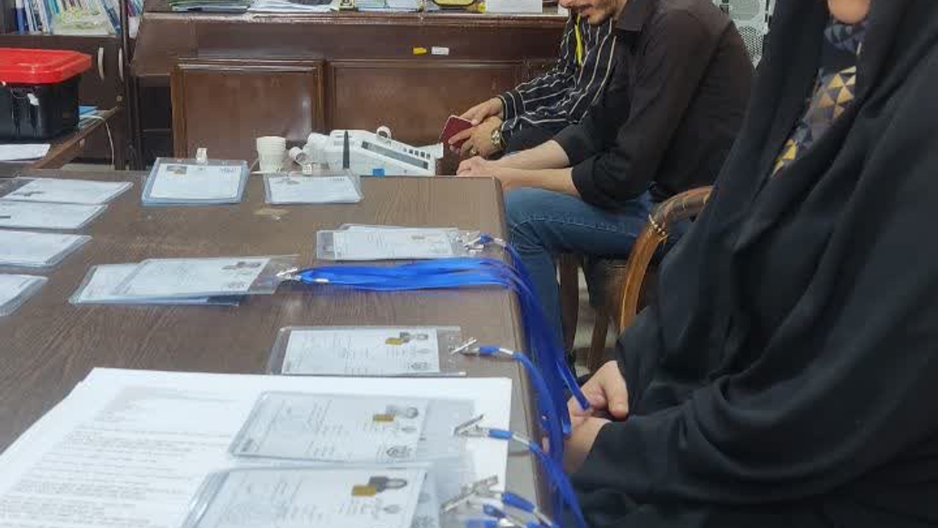 توزیع کارت حضور در شعبه اخذ رای برای عوامل اجرایی