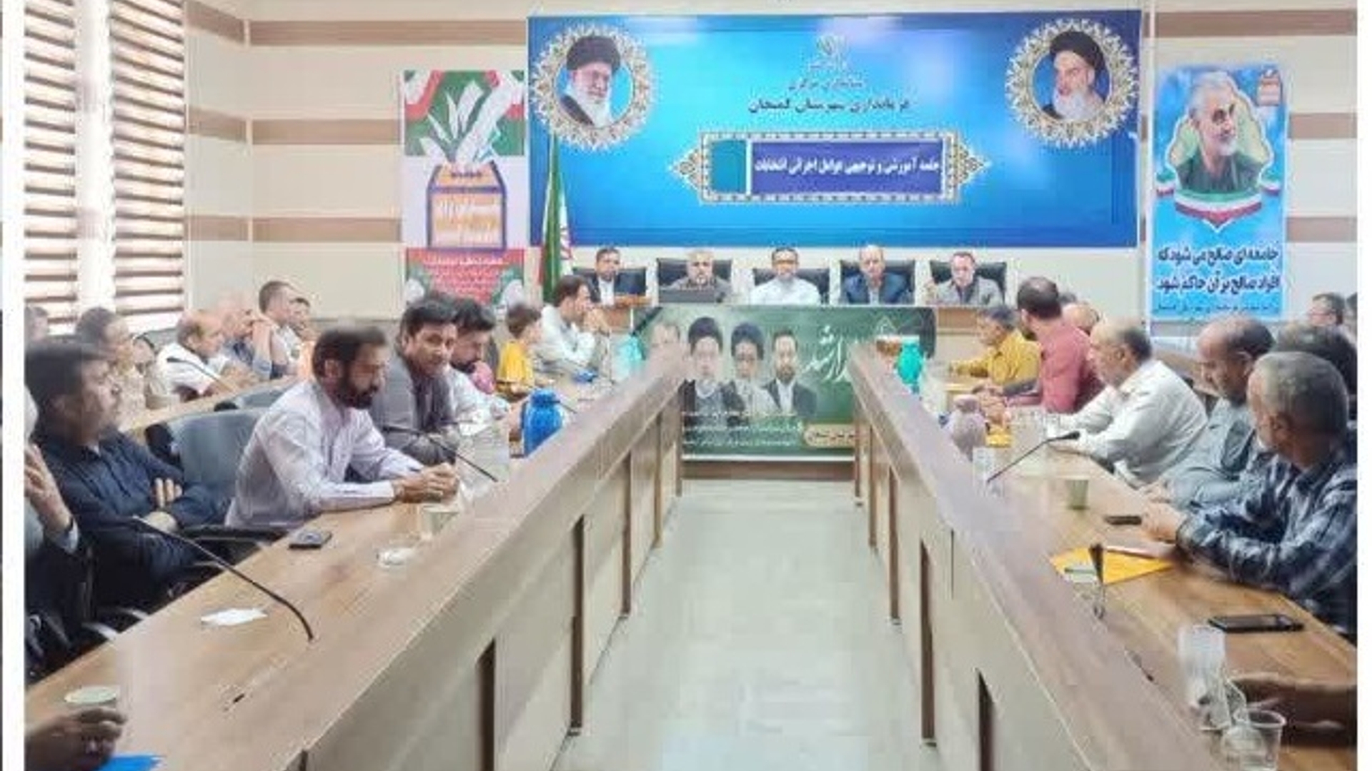 ابراهیم رستمی فرماندار شهرستان کمیجان: 
حدود یک هزار و سیصد نفر عوامل اجرایی، نظارتی، انتظامی و پشتیبانی برای برگزاری انتخابات در شهرستان همکاری می کنند.