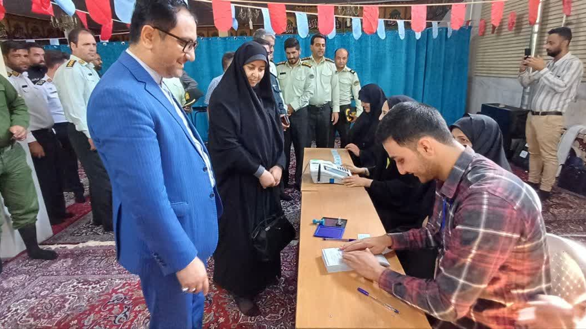 مسئولین شهرستان کمیجان همگام با مردم در ساعات ابتدایی در شعب اخذ رای حضور یافته و رای خود را به صندوق انداختند.