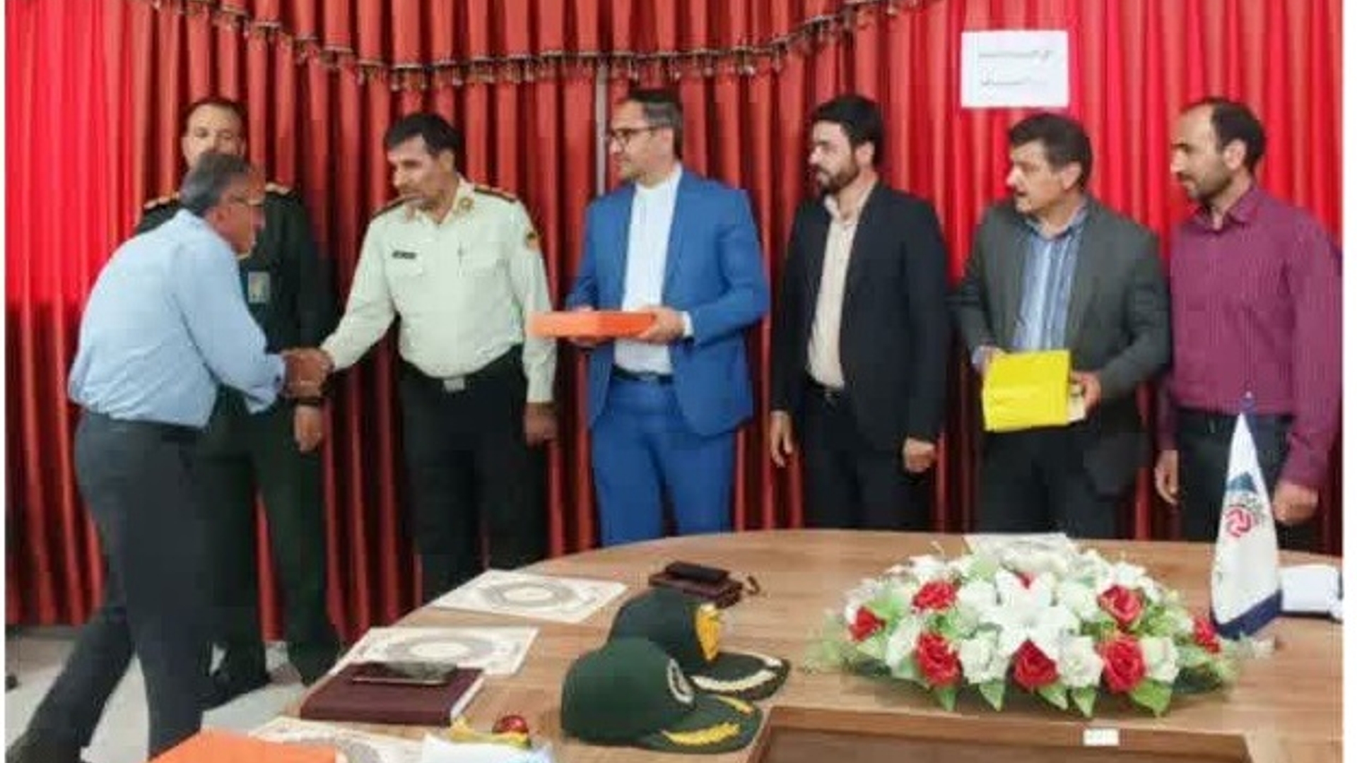 نشست فرماندار با رؤسای اتحادیه های صنفی شهرستان به مناسبت روز اصناف