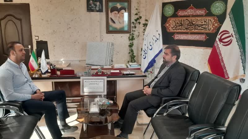 دیدار رئیس اداره راهداری و حمل و نقل جاده‌ای شهرستان با آقازیارتی فرماندار فراهان به مناسبت هفته دولت