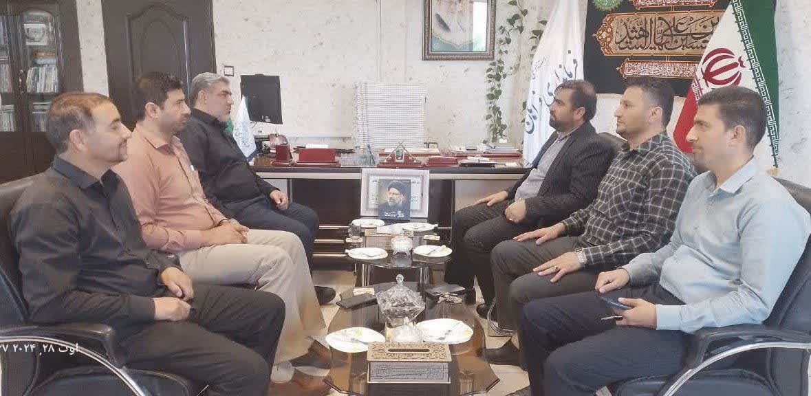 دیدار اخضری رئیس شبکه بهداشت و درمان شهرستان فراهان و نظامی رئیس اداره منابع طبیعی شهرستان فراهان با آقازیارتی فرماندار فراهان