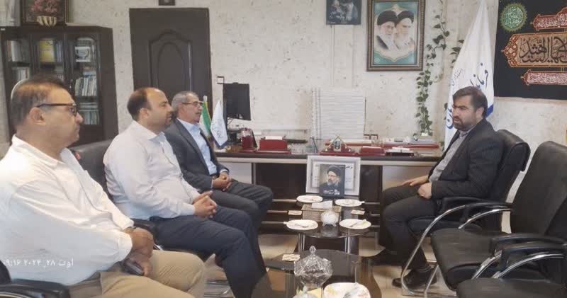 دیدار محمودی رئیس تعاونی روستایی شهرستان فراهان، دبیر خانه کشاورز و عضو هیئت مدیره اتاق اصناف کشاورزان و دبیر اتاق اصناف کشاورزان شهرستان با آقازیارتی فرماندار فراهان