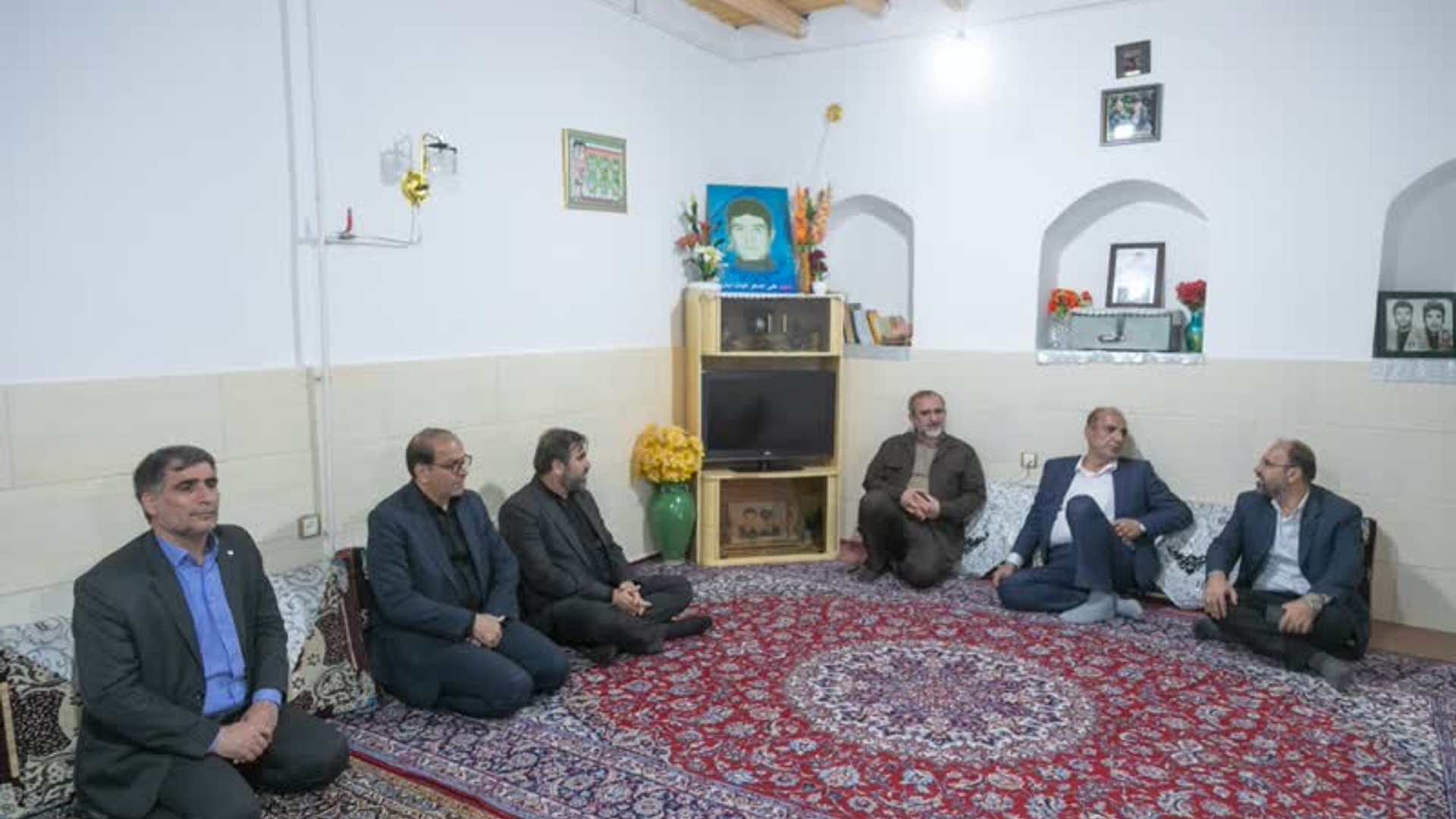 دیدار استاندار مرکزی با مادر شهید "علی اصغر غیاث آبادی"