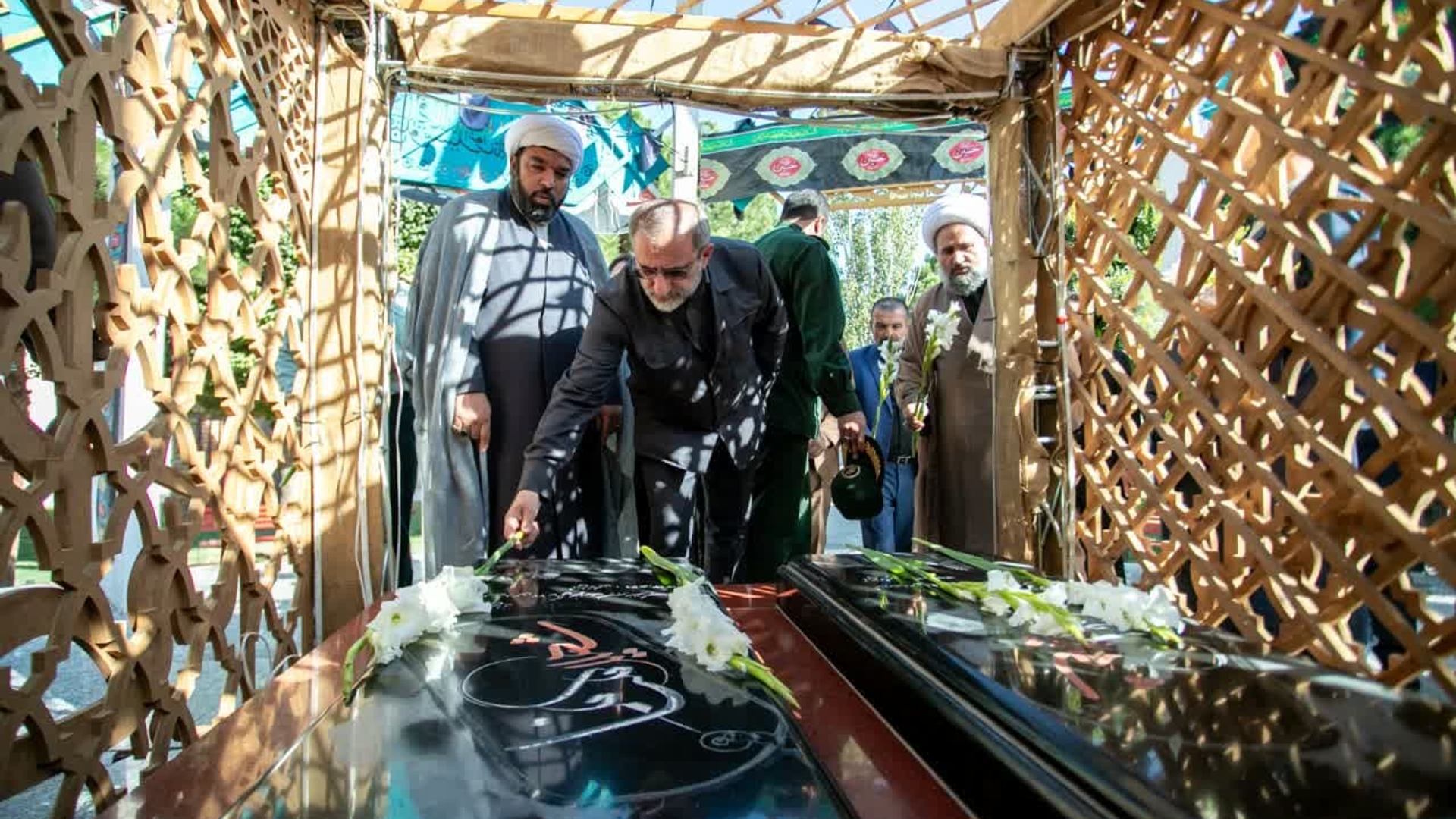 ادای احترام استاندار مرکزی به شهدای شهرستان زرندیه