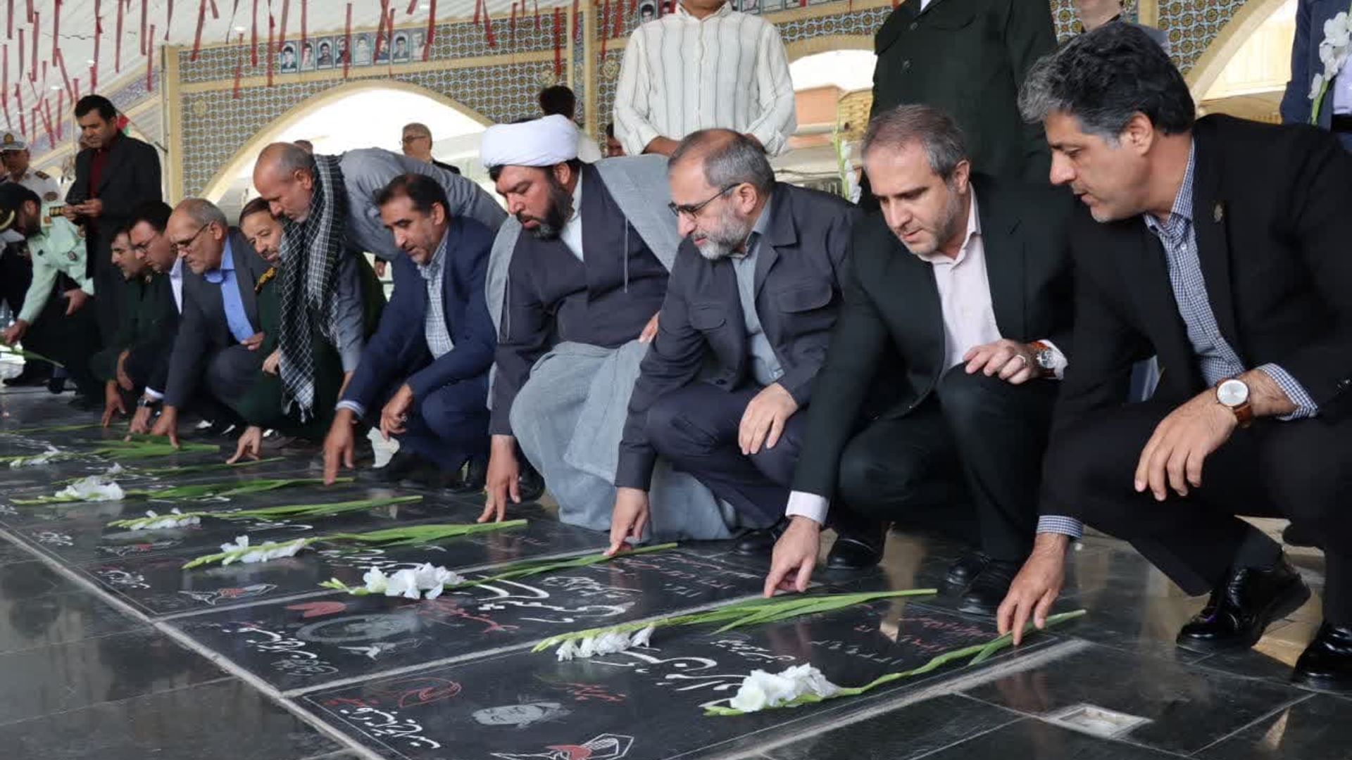 ادای احترام استاندار مرکزی به شهدای شهرستان ساوه